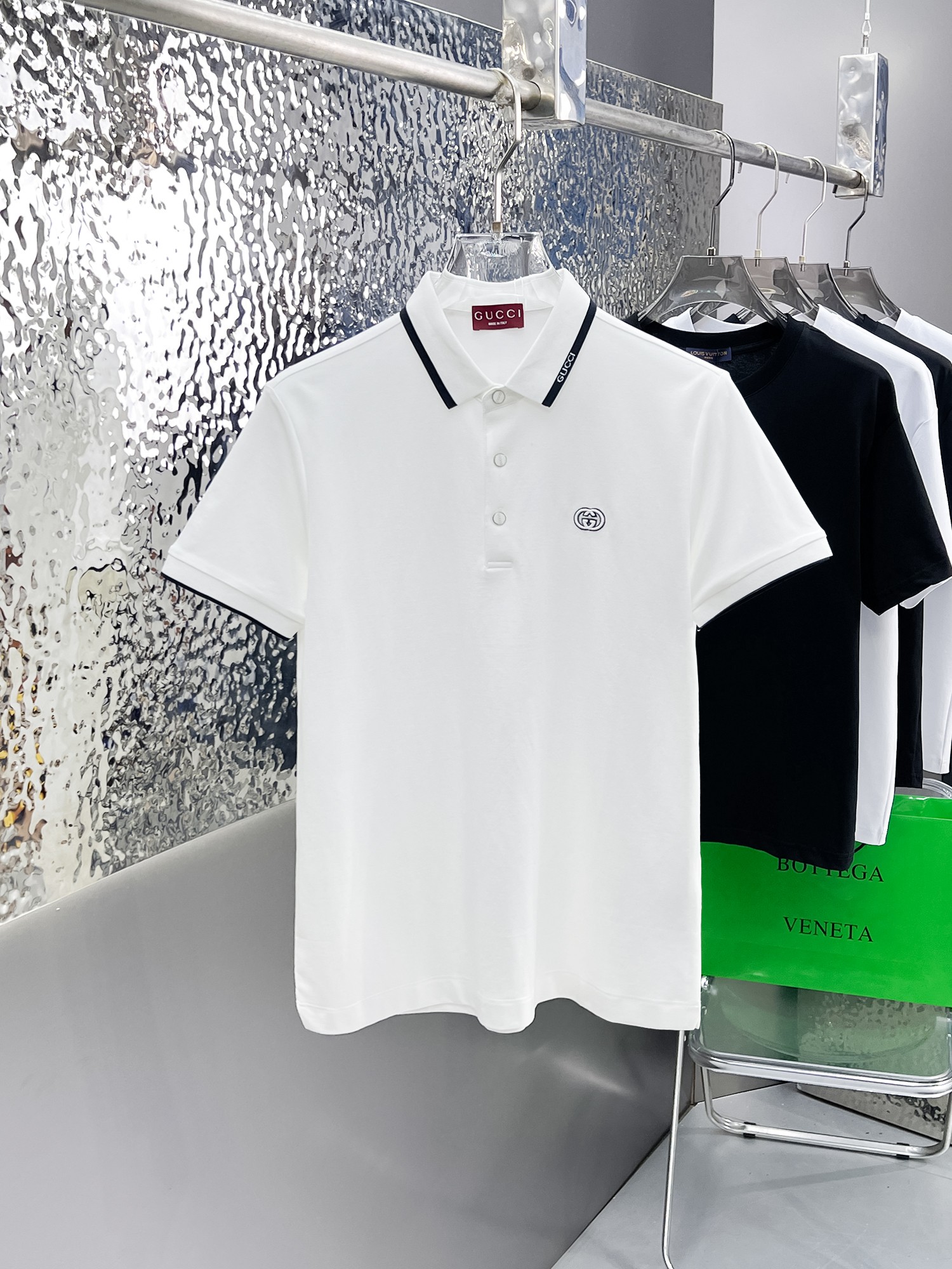NO:862870,Gucci 2026ss summer new letter logo men's lapel Polo shirt!  Classic business men's style, the ceiling-level business men's style of high-end men's clothing!  Simple and fashionable yet elegant, it looks great when worn alone, and quality control/details control can be taken away with your eyes closed. It is low-key, luxurious and connotative!  The custom-woven mesh pique cotton fabric supplied by the customer is carefully made. The mesh texture is evenly arranged on the surface of the fabric. It has excellent breathability and heat dissipation and perspiration. The upper body comfort is completely better than ordinary single-sided jersey tissue!  The classic brand LOGO on the chest is made with top-notch craftsmanship. The LOGO is three-dimensional, clear and full, and has extraordinary texture. Whether it is worn as an inner layer or worn alone, it is a classic product!  The exquisite tailoring process, every detail is handled very standard and delicately, which cannot be compared with other low-end products on the market. It is a must-have basic and versatile Polo shirt for men!  Available in multiple colors, sizes M-4xl,,19860909古奇 2026ss夏季新款字母logo男士翻领Polo衫！经典商务男款,高端男装的天花板级别的商务男款！简约时尚大气不失优雅,单穿内搭体面过人,品质控/细节控的闭眼带走,低调又奢华有内涵！ 客供定织网眼珠地棉布精心制成,面料表面排列均匀整齐的网眼纹理,透气性和散热排汗性极佳,上身舒适程度完全优于普通单面汗布组织！胸前经典的品牌LOGO标识,采用顶级工艺打造,LOGO立体清晰饱满,质感非凡的特质,无论是内搭还是单穿都是一款经典领域的产品！精妙绝伦的裁剪工艺,每一个细节处理的非常标准细腻,非市面一般LOW货可以媲美的,男士必入基础百搭款Polo衫推荐！ 颜色多颜色 尺码M-4xl,,,Men's clothing