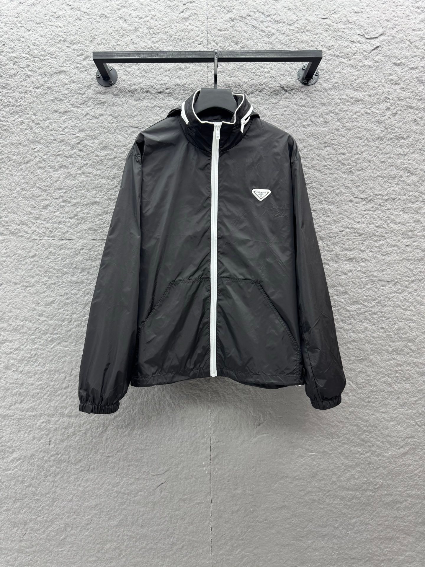 NO:954739,.Prade25ss new stand-up collar regenerated nylon jacket, this regenerated nylon jacket combines sports style design and fashion style. The functional silhouette is unique and the contrasting zippers add interesting graphic details. The hat can be stored to realize multiple wears. It can be used as a stand-up collar or as a hooded jacket. It is a perfect dual-function style. It is novel and fashionable. It is a must-have for men's wardrobe. Highly recommended!  (It is recommended not to clean the product frequently, let it dry naturally after each use, and entrust a professional environmentally friendly dry cleaner to dry clean it.) Size M~3XL,, prada, jackets & coats, hats,19860909.Prade25ss新款立领再生尼龙夹克,这款再生尼龙夹克融合运动风设计与时尚风格,功能性廓形别具个性,撞色拉链平添趣致图形细节,帽子可收纳实现一衣多穿,即做立领,又可做帽款夹克,完美呈现双功能型,款式新颖时尚,是男士衣橱的必备品,强烈推荐！(建议不要频繁清洗产品,每次使用后让其自然晾干,并委托专业的环保干洗店进行干洗.) 码数M~3XL,,prada,jackets & coats,hats,,Men's clothing
