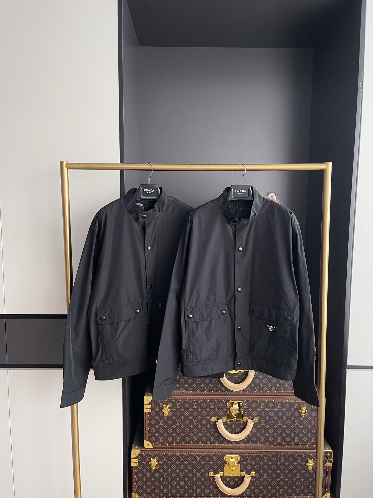 NO:954767,The PRADA triangle comes standard with a full set of packaging and is shipped. The whole piece is purchased and developed by ZP. The original version is developed. All customized materials and details are all shipped according to the version. Code M~3XL,, prada,19860909PRADA三角标配全套包装发货整件采购ZP开发打造,原版开发 全部定制材料,细节全部对版出货 码 M~3XL,,prada,,Men's clothing