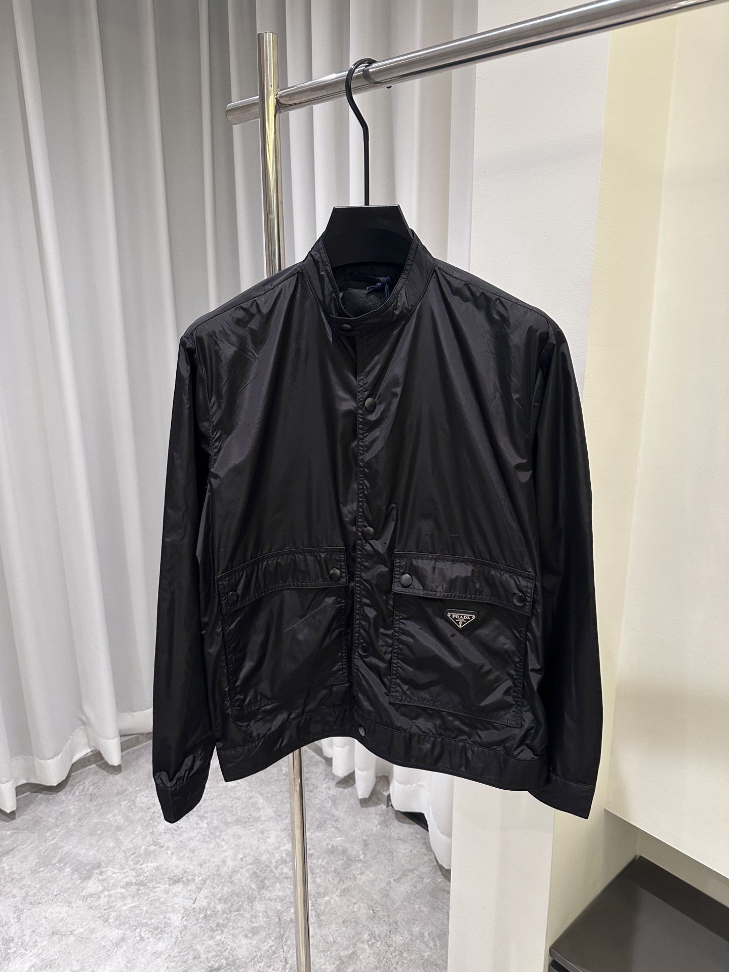 NO:954763,PRADA25ss metal micro-mark stand collar jacket This jacket is made of recycled nylon fabric, with button-closed flap pockets, cuff drawstrings and button closures, straight hem unlined, large enamel metal triangles on the pockets, original developed custom accessories Size: M~3XL,, prada,jackets & coats,19860909PRADA25ss金属微标立领夹克 这款夹克采用再生尼龙面料制作而成,纽扣闭合翻盖口袋,袖口拉绳与纽扣闭合,直筒下摆无衬里,口袋处饰大号珐琅金属三角形,原版开发定制辅料 Size: M~3XL,,prada,jackets & coats,,Men's clothing
