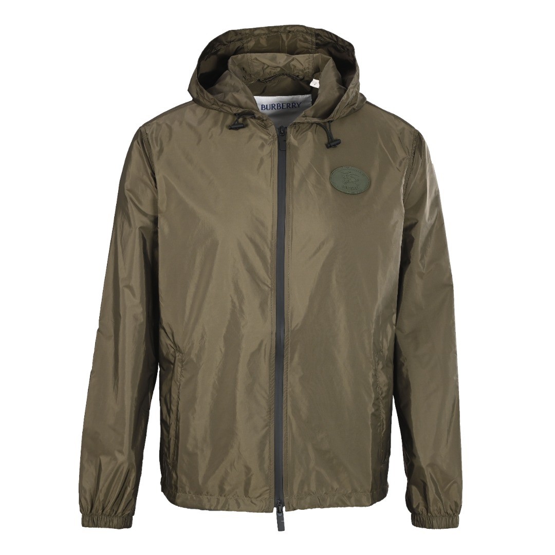 NO:954414,(Refined real shot, worry-free after-sales service BURBERRY BBR back war horse knight seal joint jacket Nylon fabric made of polyamide fiber. Its molecular chain structure gives it a strong ability to resist friction and wear. It also has high breaking strength, nodule strength, and good toughness, allowing it to withstand large tensile forces and impact forces and is not easily damaged. After special weaving technology and anti-static treatment, the breathability and anti-static properties are significantly improved. It greatly improves the wearing experience. During the printing process of glue printing, the glue will form a thick gel layer, making the printed pattern have a three-dimensional effect. It not only enhances the visual effect of the printing, but also makes the hand feel richer and has good durability. After the glue printing is cured, the printed pattern is closely integrated with the fabric and is not easy to fall off. Customized accessories Size: M-3XL,,burberry,burberry,jackets & coats,jackets & coats,19860909(精修实拍 售后无忧 BURBERRY巴宝莉BBR 后背战马骑士印章联名夹克外套 选用聚酰胺纤维打造的尼龙面料.其分子链结构赋予它极强的抵抗摩擦和磨损的能力.同时具有很高的断裂强度和结节强度,韧性好等特点,使其能承受较大的拉力和冲击力不易破损.通过特殊编织工艺和防静电处理之后,透气性和防静电性能得到显著提升,大大改善穿着体验.胶浆印花在印制过程中,胶浆会形成一层厚厚的胶质层,使得印花图案具有立体感.不仅增强了印花的视觉效果,还使得手感更加丰富.耐久性好.胶浆印花经过固化处理后,印花图案与面料紧密结合,不易脱落.定制辅料 Size: M-3XL,,burberry,burberry,jackets & coats,jackets & coats,,Men's clothing