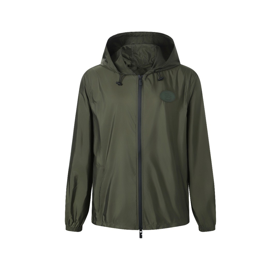 NO:954423,The fabric and lining of Burberry Knight Seal Jacket are made of nylon fabric made of polyamide fiber. Its molecular chain structure gives it a strong ability to resist friction and wear. It also has high breaking strength, nodule strength, and good toughness, making it able to withstand large tensile forces and impact forces without being easily damaged. After special weaving technology and anti-static treatment, the breathability and anti-static properties are significantly improved, greatly improving the wearing experience. Screen glue printing Strong three-dimensional sense Glue printing During the printing process, the glue will form a thick glue layer, making the printed pattern have a three-dimensional effect. It not only enhances the visual effect of the printing, but also makes the hand feel richer and has good durability. After the glue printing is cured, the printed pattern is closely combined with the fabric and is not easy to fall off. Accessories Customized front leather label Customized zipper puller Customized drawstring elastic buckle SIZE: M~3XL,, burberry, jackets & coats,19860909burberry骑士印章夹克衫 面料和里料选择选用聚酰胺纤维打造的尼龙面料.其分子链结构赋予它极强的抵抗摩擦和磨损的能力.同时具有很高的断裂强度和结节强度,韧性好等特点,使其能承受较大的拉力和冲击力不易破损.通过特殊编织工艺和防静电处理之后,透气性和防静电性能得到显著提升,大大改善穿着体验. 丝网胶浆印花 立体感强胶浆印花在印制过程中,胶浆会形成一层厚厚的胶质层,使得印花图案具有立体感. 不仅增强了印花的视觉效果,还使得手感更加丰富. 耐久性好. 胶浆印花经过固化处理后,印花图案与面料紧密结合,不易脱落. 辅料定制前片皮标  定制拉链头  定制抽绳松紧扣 SIZE: M~3XL,,burberry,jackets & coats,,Men's clothing