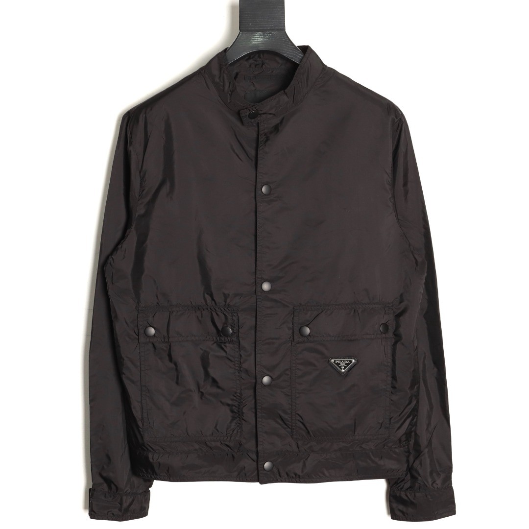 NO:954668,PRADA Prada PRD flap pocket hidden button regenerated nylon stand collar jacket jacket  The brand's iconic regenerated nylon fabric is selected, which has the same performance as traditional nylon and has high strength, tear resistance, abrasion resistance and other properties. It is light in texture and has waterproof function suitable for many scene needs. It is anti-wrinkle and quick-drying and is easy for daily care and maintenance. The unlined single-layer structure relies on the high-density weaving characteristics of regenerated nylon to make it both breathable and protective. It adopts a stand-up collar structure to fit the neck line and take into account windproof function and dryness.  It has a refined temperament. The two sides are equipped with extra large-capacity flap pockets to enhance practicality with a three-dimensional structure. The inner hidden pocket design enhances the private storage experience. The lid and bag body are wrapped and reinforced with double-needle stitching technology. An enamel-coated triangle logo is decorated on one side of the bag body to enhance visual recognition. The combination of cuff straps and concealed buckles achieves precise elasticity requirements. The straight bottom edge structure of the front hem and the flat ribs at the rear make it both beautiful and practical. Customized accessories  B Size: M~3XL,,prada,prada,jackets & coats,jackets & coats,19860909PRADA普拉达PRD 翻盖口袋暗扣再生尼龙立领夹克外套 选用品牌标志性的再生尼龙面料,与传统尼龙性能相当,具备高强度,抗撕裂,耐磨损等特性.其质地轻盈,同时又具备防水功能适合多场景需求.抗皱,快干的特点也易于日常打理维护.无衬里单层结构,依托再生尼龙的高密度编织特性,使其透气性与防护性并存.采用立领结构,贴合颈部线条,兼顾防风功能和干练气质.两侧搭配超大容量翻盖口袋,以立体结构强化实用性,内层暗袋设计提升私密收纳体验,盖体和袋体均用双针车线工艺进行包边加固,将涂珐琅三角标饰以一侧袋体之上,强化视觉辨识度.袖口袢带与暗扣的组合实现精准松紧需求,下摆正面平直底边结构与后方的扁牛筋收口让其兼顾美感和实用性.定制辅料 B Size: M~3XL,,prada,prada,jackets & coats,jackets & coats,,Men's clothing