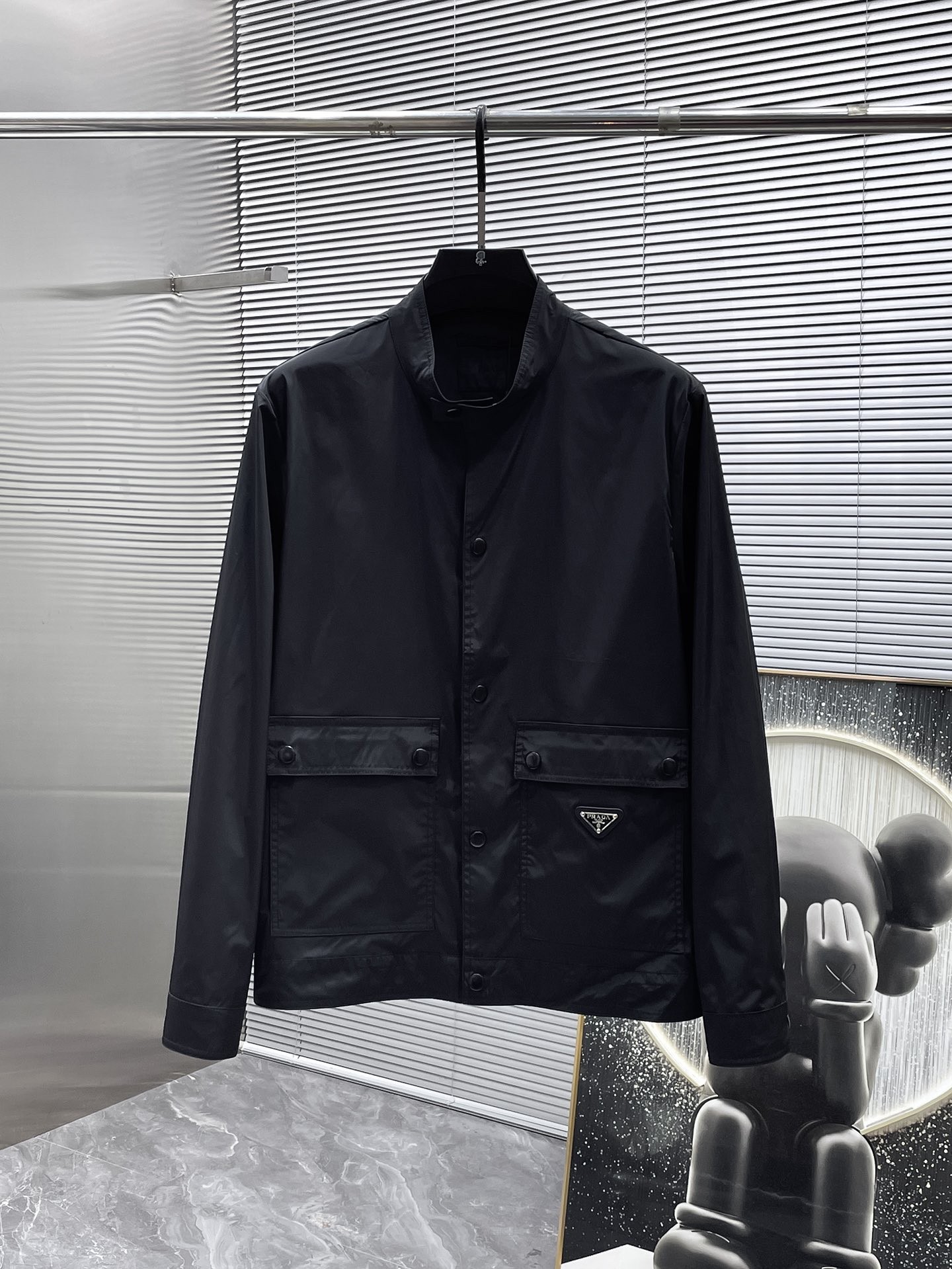 NO:954699,Prada 2026ss new stand collar jacket, high-end version!  Customized fabric with high breathability and comfort, impeccable details, brand element design concept, reflecting high quality. It feels delicate and soft!  It presents a casual cut and the upper body shape is awesome!  Size M-3XL,,prada,prada,jackets & coats,jackets & coats,19860909普拉达 Prada 2026ss新款 立领 夹克 外套,高端版本！定制面料 透气舒适度高,细节无可挑剔,品牌元素设计理念,体现高品质.手感细腻柔软！呈现休闲裁剪,上身版型超赞！码数M-3XL,,prada,prada,jackets & coats,jackets & coats,,Men's clothing