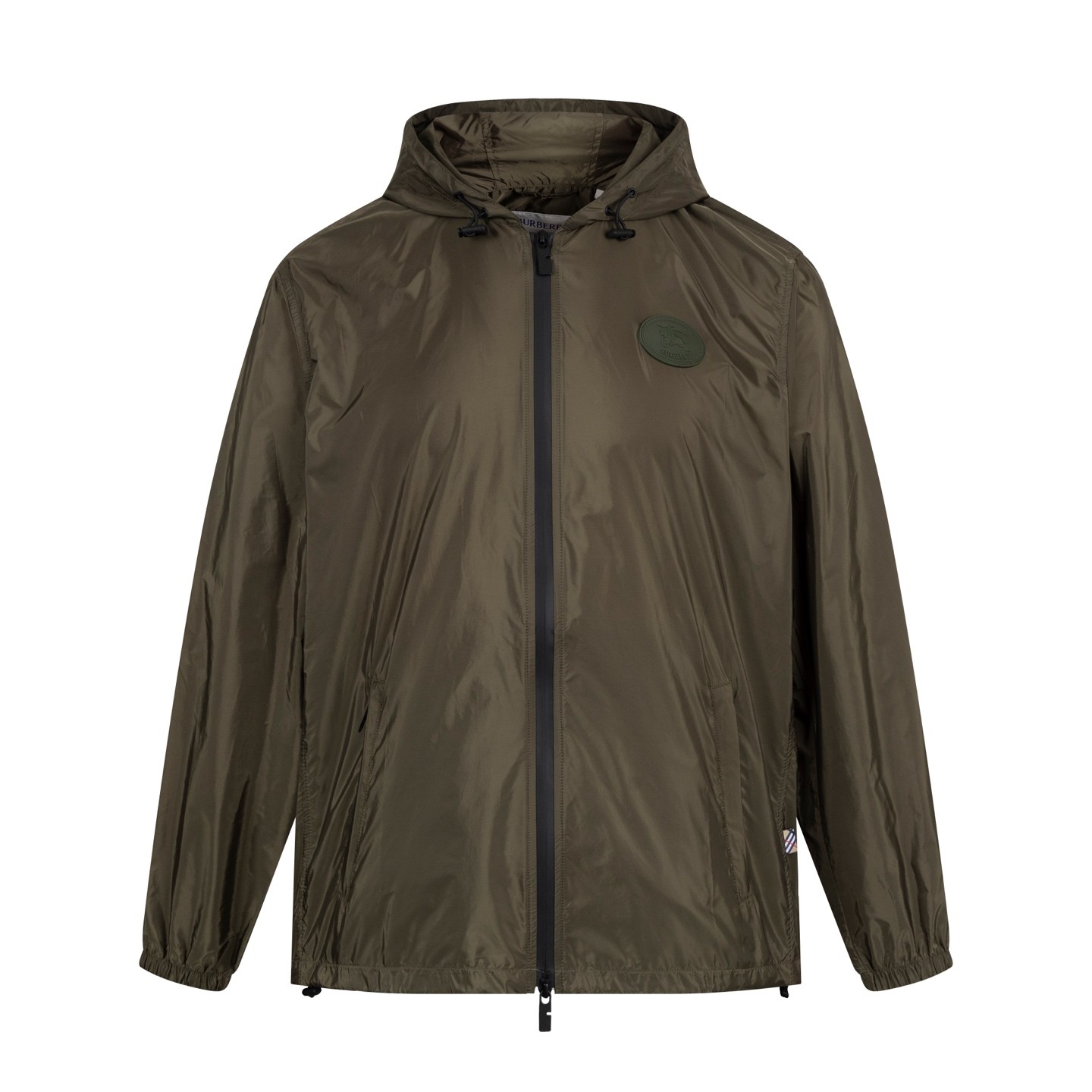 NO:954450,[Exclusive supply] BBR Knight Seal Hooded Jacket (Green)  The original product was purchased and developed for NT$4,995. The fabric is made of light and wear-resistant nylon fabric, which is both comfortable and practical. The iconic B-shaped zipper puller highlights the brand genes, and the two-way zipper design is easy to put on and take off. Both the hood and the hem are equipped with drawstrings to freely adjust the tightness. The side zipper pockets provide safe storage space, and the elastic cuffs ensure a good fit on the wrist. The back uses screen printing technology to present the brand icon.  The hidden knight's seal pattern is inspired by the bag design in the 1980s. The sleeves are embellished with EKD equestrian knight logo silicone plaques, and the details show the brand's equestrian genes. The overall fit is casual, which is looser and more comfortable than the regular fit. It comes with a special dust bag for easy storage and maintenance. This jacket perfectly combines the brand's classic elements with modern functionality, making it an urban leisure item that is both fashionable and practical.  Size:M-3XL,,jackets & coats,hats,19860909【独家供应】 BBR 骑士印章连帽夹克（绿色） 原版4,995购入开发,面料采用轻盈耐磨的尼龙面料精制而成,兼具舒适性与实用性.标志性的B字型拉链头彰显品牌基因,双向拉链设计便于穿脱.连帽和衣摆均配有抽绳,可自由调节松紧度.侧边拉链口袋提供安全储物空间,弹性袖口确保贴合手腕.背部采用丝网印花工艺呈现品牌典藏的骑士印章图案,灵感源自1980年代包款设计.衣袖处点缀EKD马术骑士徽标硅胶饰牌,细节处展现品牌马术基因.整体采用休闲版型剪裁,比常规版型更为宽松舒适.随附专用防尘袋便于收纳保养.这款夹克将品牌经典元素与现代功能性完美结合,是兼具时尚与实用的都市休闲单品. Size:M-3XL,,jackets & coats,hats,,Men's clothing