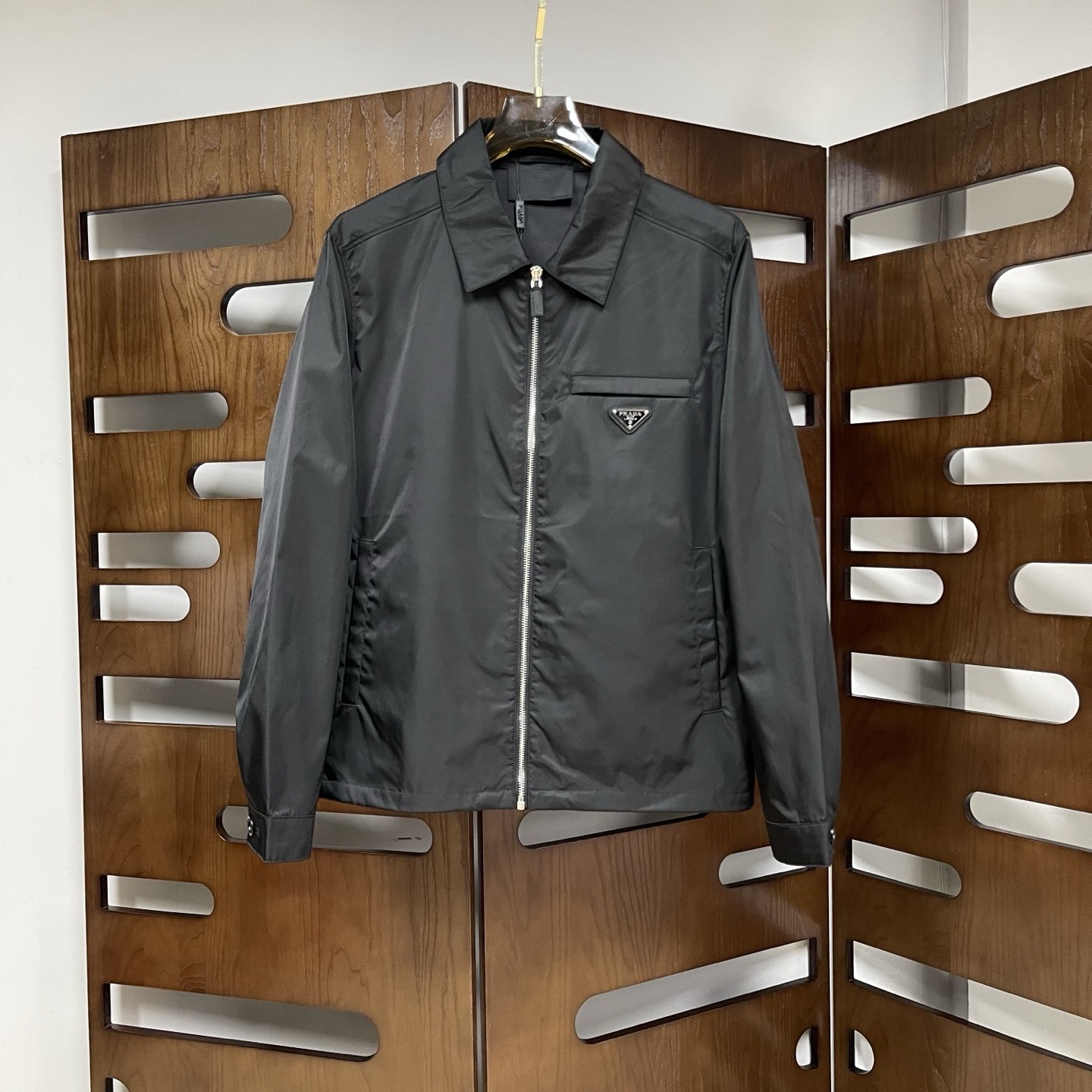 NO:954746,2026 new men's jacket, high-end version with complete three-standard original order! Customized fabric with high breathability and comfort, impeccable details, brand element design concept, professional purchasing level reflects high quality. It feels delicate and soft! It presents casual tailoring, and the upper body shape is awesome. Sizes M~3XL,,jackets & coats,jackets & coats,198609092026新款男士夹克外套,原单三标齐全高端版本!定制面料透气舒适度高,细节无可挑剔,品牌元素设计理念,专业代购级体现高品质.手感细腻柔软!呈现休闲裁剪,上身版型超赞 尺码M~3XL,,jackets & coats,jackets & coats,,Men's clothing