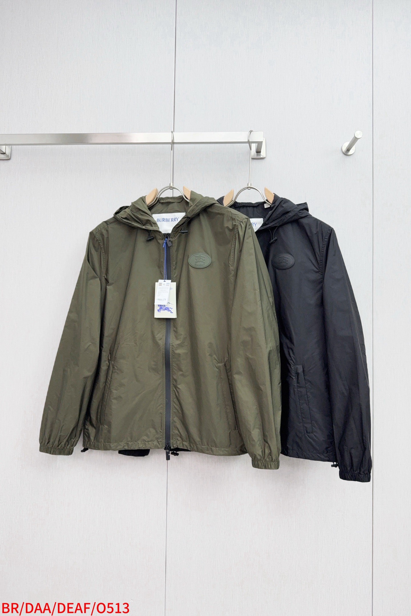 NO:954781,BR BBR, Knight's Seal Jacket. The fabric and lining of the nylon fabric are made of polyamide fiber. Its molecular chain structure gives it a strong ability to resist friction and wear. It also has high breaking strength and nodule strength, good toughness and other characteristics, so that it can withstand large tensile forces and impact forces and is not easily damaged. After special weaving technology and anti-static treatment, the breathability and anti-static performance are significantly improved, greatly improving the wearing experience. Screen glue printing Strong three-dimensional sense Glue printing During the printing process, the glue will form a thick glue layer, making the printed pattern have a three-dimensional effect. It not only enhances the visual effect of the printing, but also makes the hand feel richer. It has good durability. After the glue printing is cured, the printed pattern is closely integrated with the fabric and is not easy to fall off. Sizes M-3XL are complete in three standards, jackets & coats,19860909BR BBR,骑士印章夹克衫 面料和里料选择选用聚酰胺纤维打造的尼龙面料.其分子链结构赋予它极强的抵抗摩擦和磨损的能力.同时具有很高的断裂强度和结节强度,韧性好等特点,使其能承受较大的拉力和冲击力不易破损.通过特殊编织工艺和防静电处理之后,透气性和防静电性能得到显著提升,大大改善穿着体验. 丝网胶浆印花 立体感强胶浆印花在印制过程中,胶浆会形成一层厚厚的胶质层,使得印花图案具有立体感. 不仅增强了印花的视觉效果,还使得手感更加丰富. 耐久性好. 胶浆印花经过固化处理后,印花图案与面料紧密结合,不易脱落. 尺码M-3XL 三标齐全,,jackets & coats,,Men's clothing