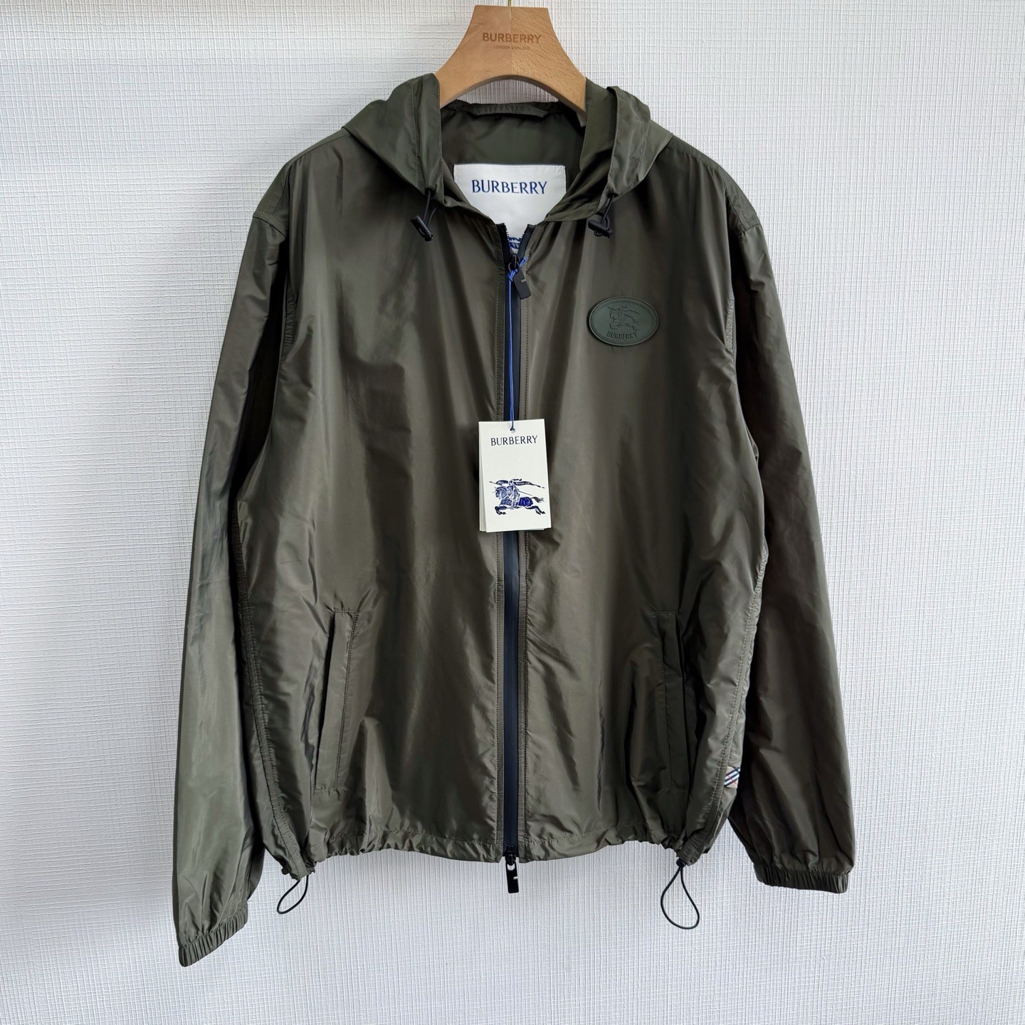 NO:954794,bbr 25fw Equestrian Rider Logo Nylon Jacket Nylon fabric, light, wear-resistant, windproof and waterproof Special waterproof coating processing technology Glue printing decorates the Equestrian Rider Logo (EKD) and B-shaped zipper puller on the jacket, environmentally friendly printing process, washable pigments to ensure long-lasting printing, drawstring hood and hem design, the tightness can be adjusted according to weather changes Size: M~3XL,,jackets & coats,jackets &  coats, hats,19860909bbr 25fw 马术骑士徽标尼龙外套 尼龙面料,轻盈、耐磨、防风防水等特性 特殊的防水涂层处理技术 胶浆印花将马术骑士徽标（EKD）和B字型拉链头装饰在夹克上,环保印花处理,耐洗的颜料,确保印花持久,抽绳式连帽与衣摆设计,可根据天气变化调整松紧度size:M~3XL,,jackets & coats,jackets & coats,hats,,Men's clothing