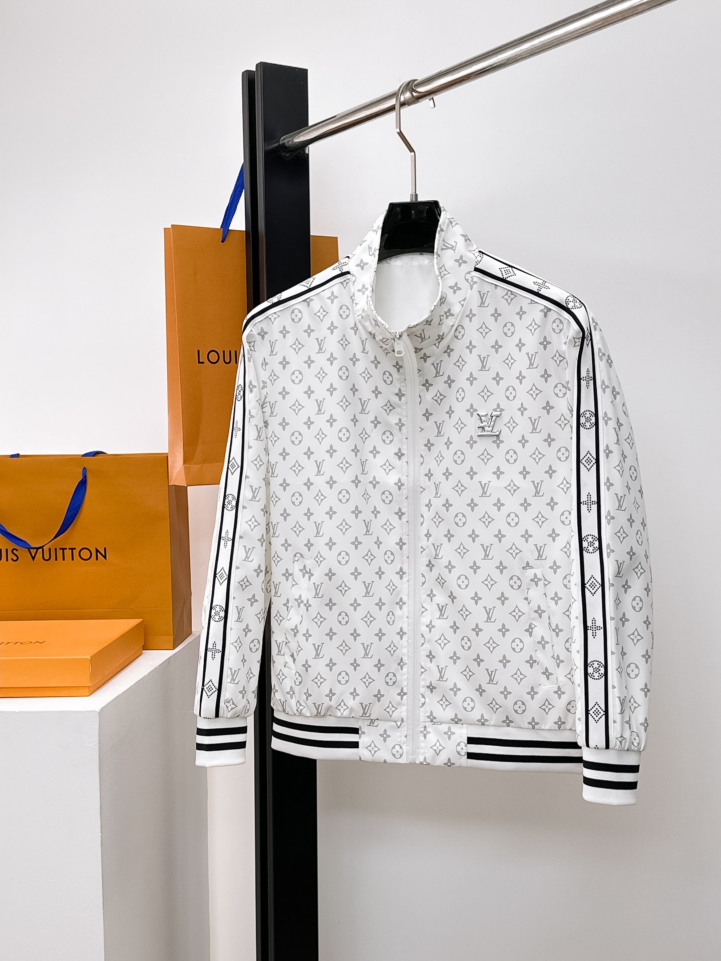 NO:662290,Same style as on LV official website, on sale in advance!  2025ss new men's jacket, original three-standard high-end version!  With hidden hood, custom-made fabrics at the counter, highly breathable and comfortable, impeccable details, brand element design concept, reflecting high quality. It feels delicate and soft!  It presents a casual cut and the upper body shape is awesome!  Size M～3XL, maximum wear is 195kg.,,louis vuitton,jackets & coats,jackets & coats,hats, 19860909LV 官网同款,提前发售！2025ss新款男士夹克外套,原单三标齐全高端版本！带隐藏帽,专柜定制面料 透气舒适度高,细节无可挑剔,品牌元素设计理念,体现高品质.手感细腻柔软！呈现休闲裁剪,上身版型超赞！码数M～3XL,最大穿195斤.,,louis vuitton,jackets & coats,jackets & coats,hats, ,Men's clothing