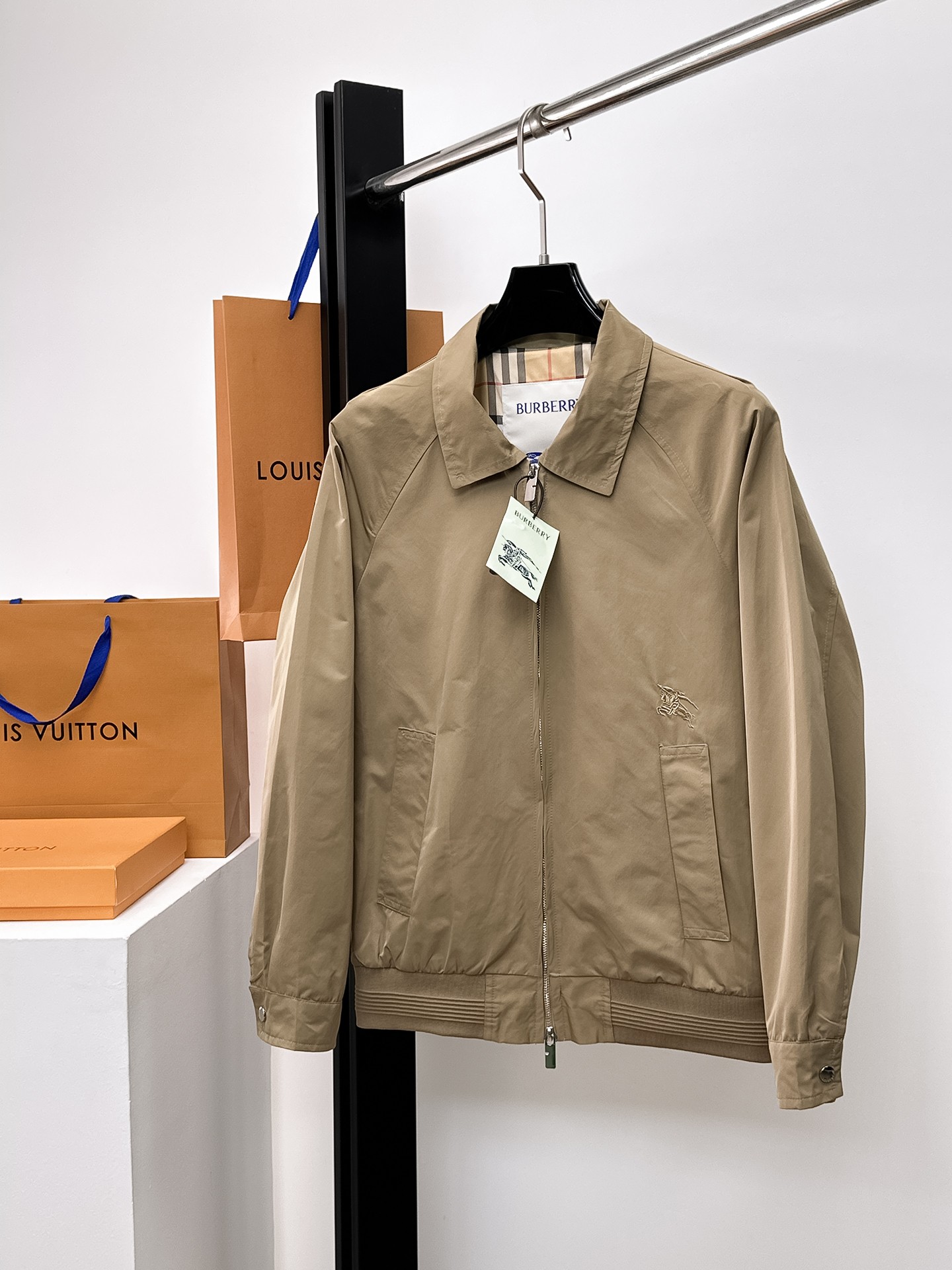 NO:662307,Same style as Burberry official website, on sale in advance!  2025ss new men's jacket, original three-standard high-end version!  With hidden hood, custom-made fabrics at the counter, highly breathable and comfortable, impeccable details, brand element design concept, reflecting high quality. It feels delicate and soft!  It presents a casual cut and the upper body shape is awesome!  Size M～3XL, maximum wear is 195kg.,,burberry,jackets & coats,jackets & coats,hats, 19860909巴宝莉 官网同款,提前发售！2025ss新款男士夹克外套,原单三标齐全高端版本！带隐藏帽,专柜定制面料 透气舒适度高,细节无可挑剔,品牌元素设计理念,体现高品质.手感细腻柔软！呈现休闲裁剪,上身版型超赞！码数M～3XL,最大穿195斤.,,burberry,jackets & coats,jackets & coats,hats, ,Men's clothing