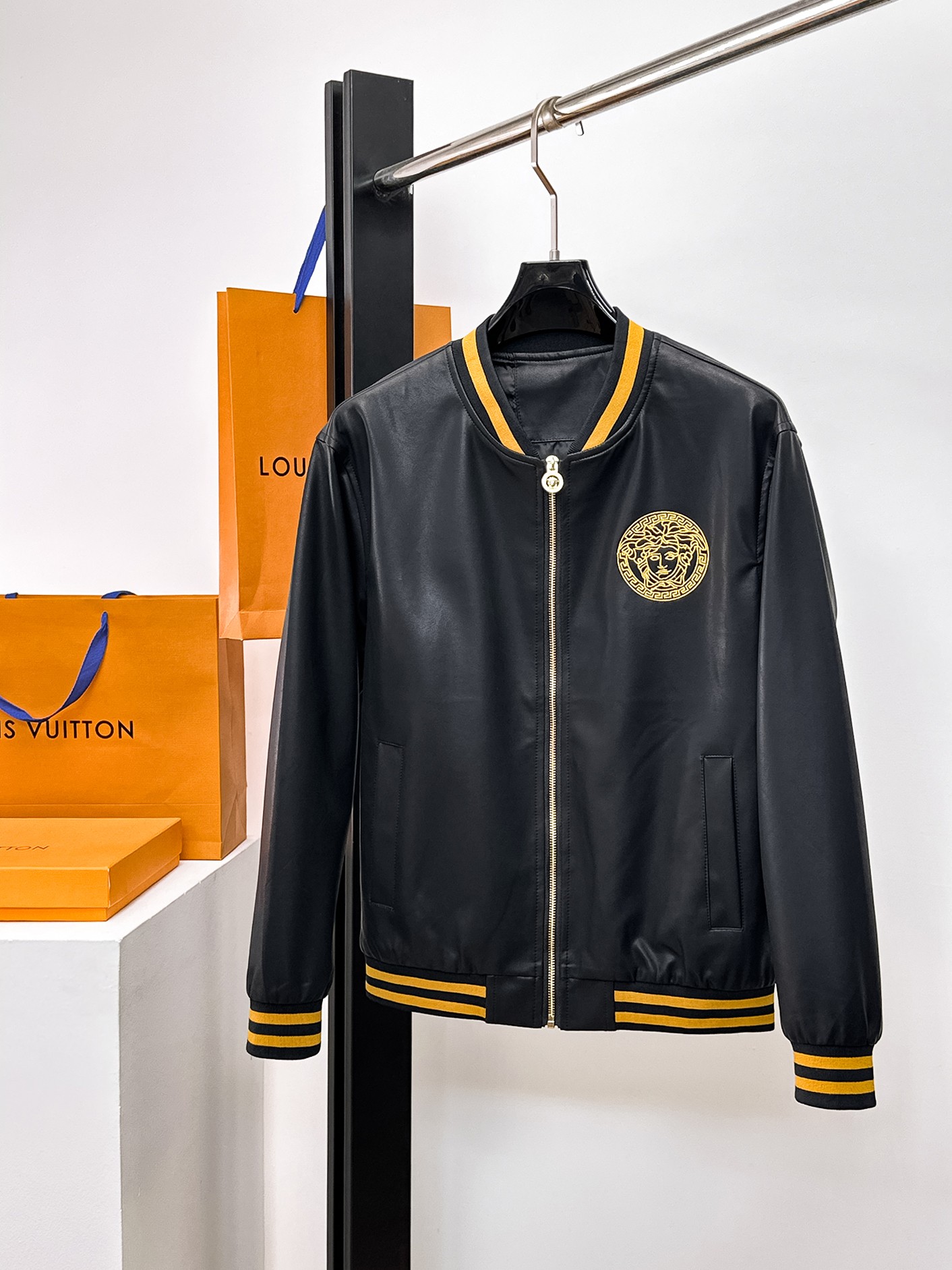 NO:662335,Same style as Versace’s official website, on sale in advance!  2025ss new men's leather jacket, original three-standard high-end version!  With hidden hood, custom-made fabrics at the counter, highly breathable and comfortable, impeccable details, brand element design concept, reflecting high quality. It feels delicate and soft!  It presents a casual cut and the upper body shape is awesome!  Size M～3XL, maximum wear is 195kg.,,versace,jackets & coats,jackets & coats,leather jacket,hats, 19860909范思哲 官网同款,提前发售！2025ss新款男士皮衣夹克外套,原单三标齐全高端版本！带隐藏帽,专柜定制面料 透气舒适度高,细节无可挑剔,品牌元素设计理念,体现高品质.手感细腻柔软！呈现休闲裁剪,上身版型超赞！码数M～3XL,最大穿195斤.,,versace,jackets & coats,jackets & coats,leather jacket,hats, ,Men's clothing