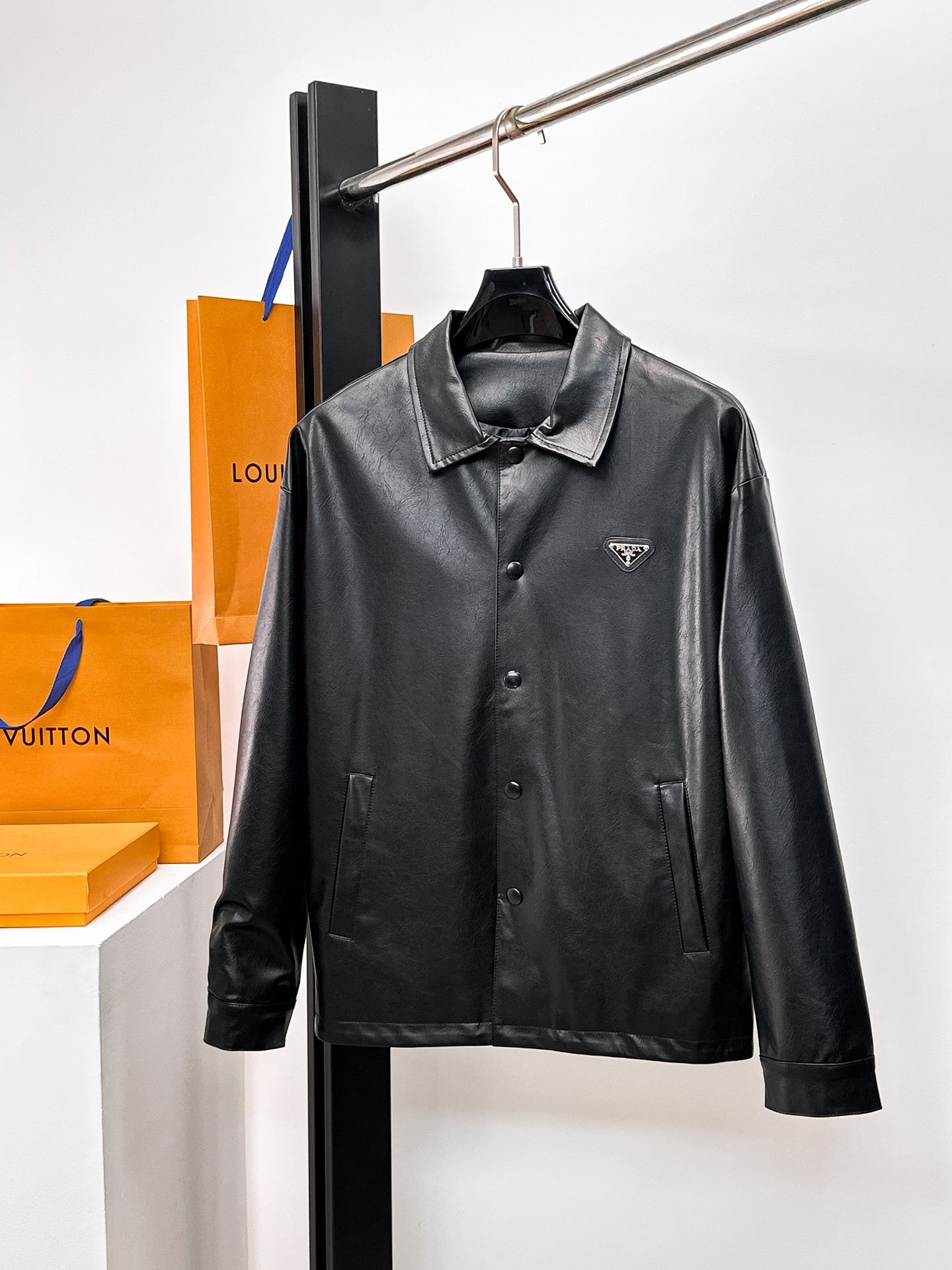 NO:662308,Same style as Prada official website, on sale in advance!  2025ss new men's leather jacket, original three-standard high-end version!  With hidden hood, custom-made fabrics at the counter, highly breathable and comfortable, impeccable details, brand element design concept, reflecting high quality. It feels delicate and soft!  It presents a casual cut and the upper body shape is awesome!  Size M～3XL, maximum wear is 195kg.,,prada,jackets & coats,jackets & coats,leather jacket,hats, 19860909普拉达 官网同款,提前发售！2025ss新款男士皮衣夹克外套,原单三标齐全高端版本！带隐藏帽,专柜定制面料 透气舒适度高,细节无可挑剔,品牌元素设计理念,体现高品质.手感细腻柔软！呈现休闲裁剪,上身版型超赞！码数M～3XL,最大穿195斤.,,prada,jackets & coats,jackets & coats,leather jacket,hats, ,Men's clothing