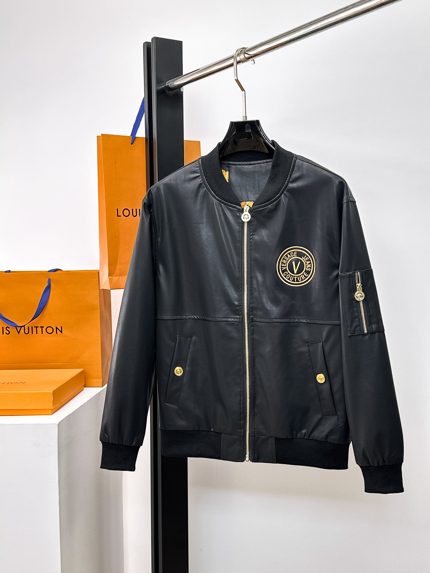 NO:662310,Same style as Versace’s official website, on sale in advance!  2025ss new men's leather jacket, original three-standard high-end version!  With hidden hood, custom-made fabrics at the counter, highly breathable and comfortable, impeccable details, brand element design concept, reflecting high quality. It feels delicate and soft!  It presents a casual cut and the upper body shape is awesome!  Size M～3XL, maximum wear is 195kg.,,versace,jackets & coats,jackets & coats,leather jacket,hats, 19860909范思哲 官网同款,提前发售！2025ss新款男士皮衣夹克外套,原单三标齐全高端版本！带隐藏帽,专柜定制面料 透气舒适度高,细节无可挑剔,品牌元素设计理念,体现高品质.手感细腻柔软！呈现休闲裁剪,上身版型超赞！码数M～3XL,最大穿195斤.,,versace,jackets & coats,jackets & coats,leather jacket,hats, ,Men's clothing