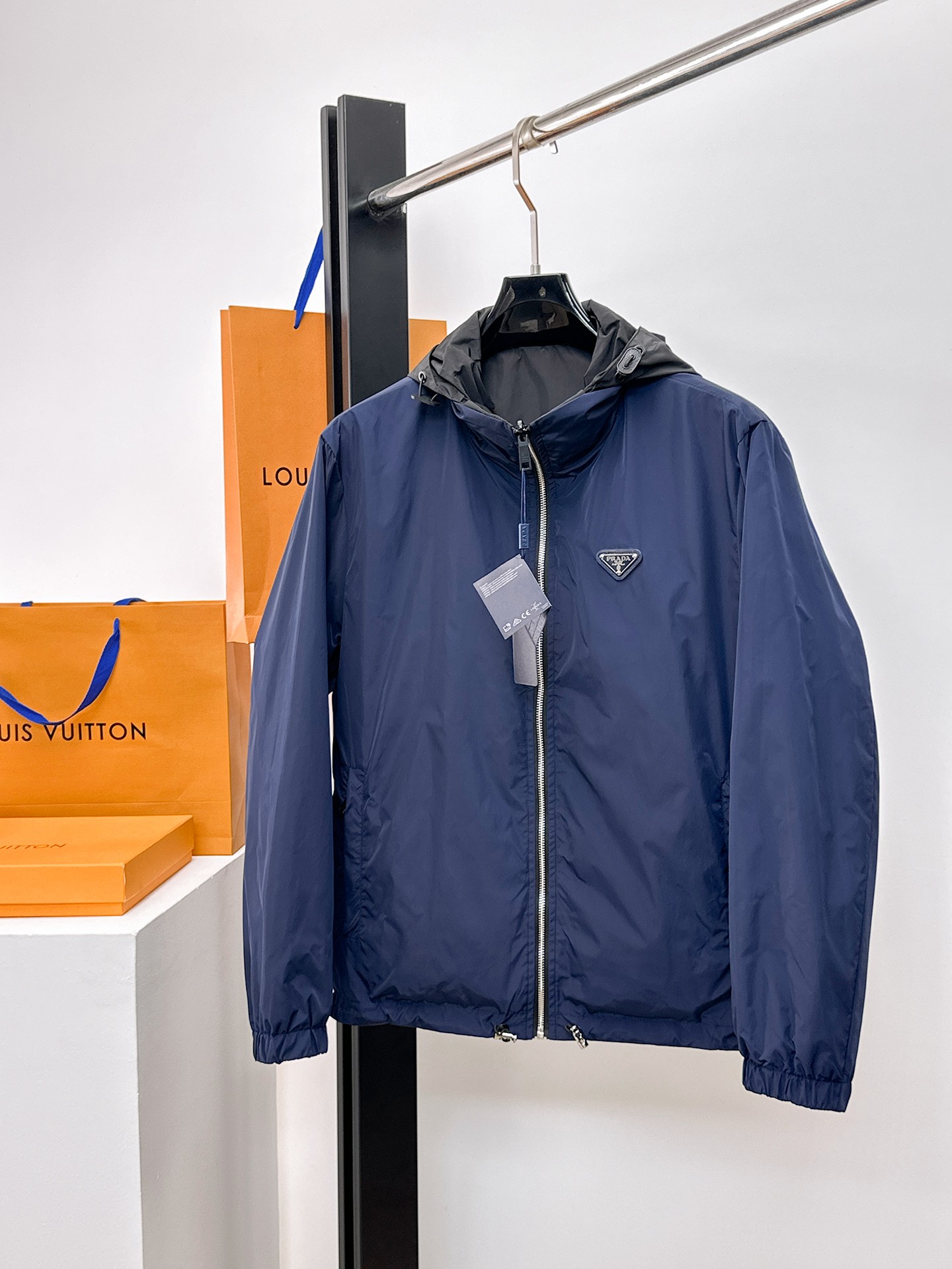 NO:662311,Same style as Prada official website, on sale in advance!  2025ss new men's reversible jacket, original single and three-standard high-end version!  With hidden hood, custom-made fabrics at the counter, highly breathable and comfortable, impeccable details, brand element design concept, reflecting high quality. It feels delicate and soft!  It presents a casual cut and the upper body shape is awesome!  Size M～3XL, maximum wear is 195kg.,,prada,jackets & coats,jackets & coats,hats, 19860909普拉达 官网同款,提前发售！2025ss新款男士双面穿夹克外套,原单三标齐全高端版本！带隐藏帽,专柜定制面料 透气舒适度高,细节无可挑剔,品牌元素设计理念,体现高品质.手感细腻柔软！呈现休闲裁剪,上身版型超赞！码数M～3XL,最大穿195斤.,,prada,jackets & coats,jackets & coats,hats, ,Men's clothing