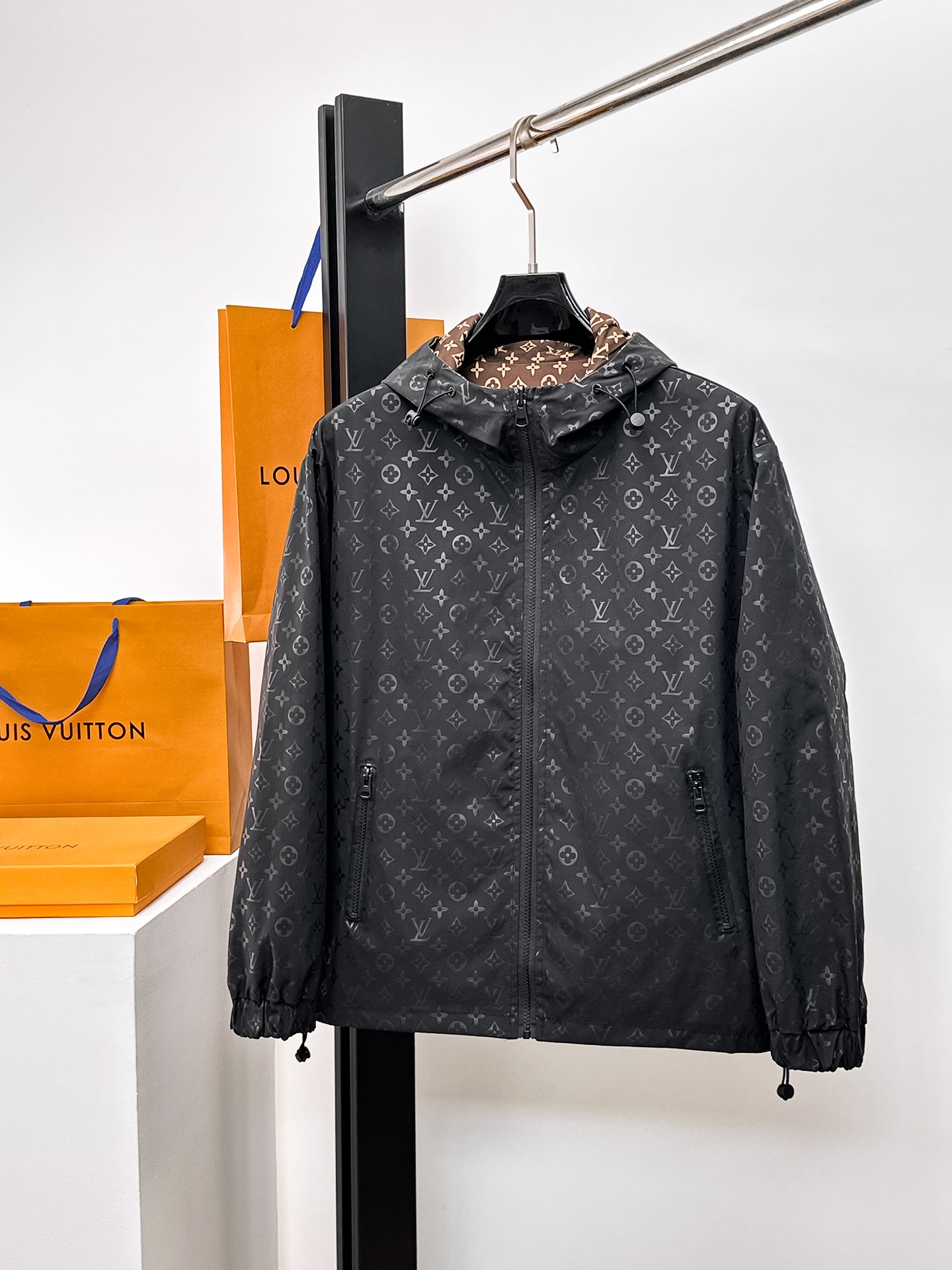 NO:662292,Same style as on LV official website, on sale in advance!  2025ss new men's reversible jacket, original single and three-standard high-end version!  With hidden hood, custom-made fabrics at the counter, highly breathable and comfortable, impeccable details, brand element design concept, reflecting high quality. It feels delicate and soft!  It presents a casual cut and the upper body shape is awesome!  Size M～3XL, maximum wear is 195kg.,,louis vuitton,jackets & coats,jackets & coats,hats, 19860909LV 官网同款,提前发售！2025ss新款男士双面穿夹克外套,原单三标齐全高端版本！带隐藏帽,专柜定制面料 透气舒适度高,细节无可挑剔,品牌元素设计理念,体现高品质.手感细腻柔软！呈现休闲裁剪,上身版型超赞！码数M～3XL,最大穿195斤.,,louis vuitton,jackets & coats,jackets & coats,hats, ,Men's clothing