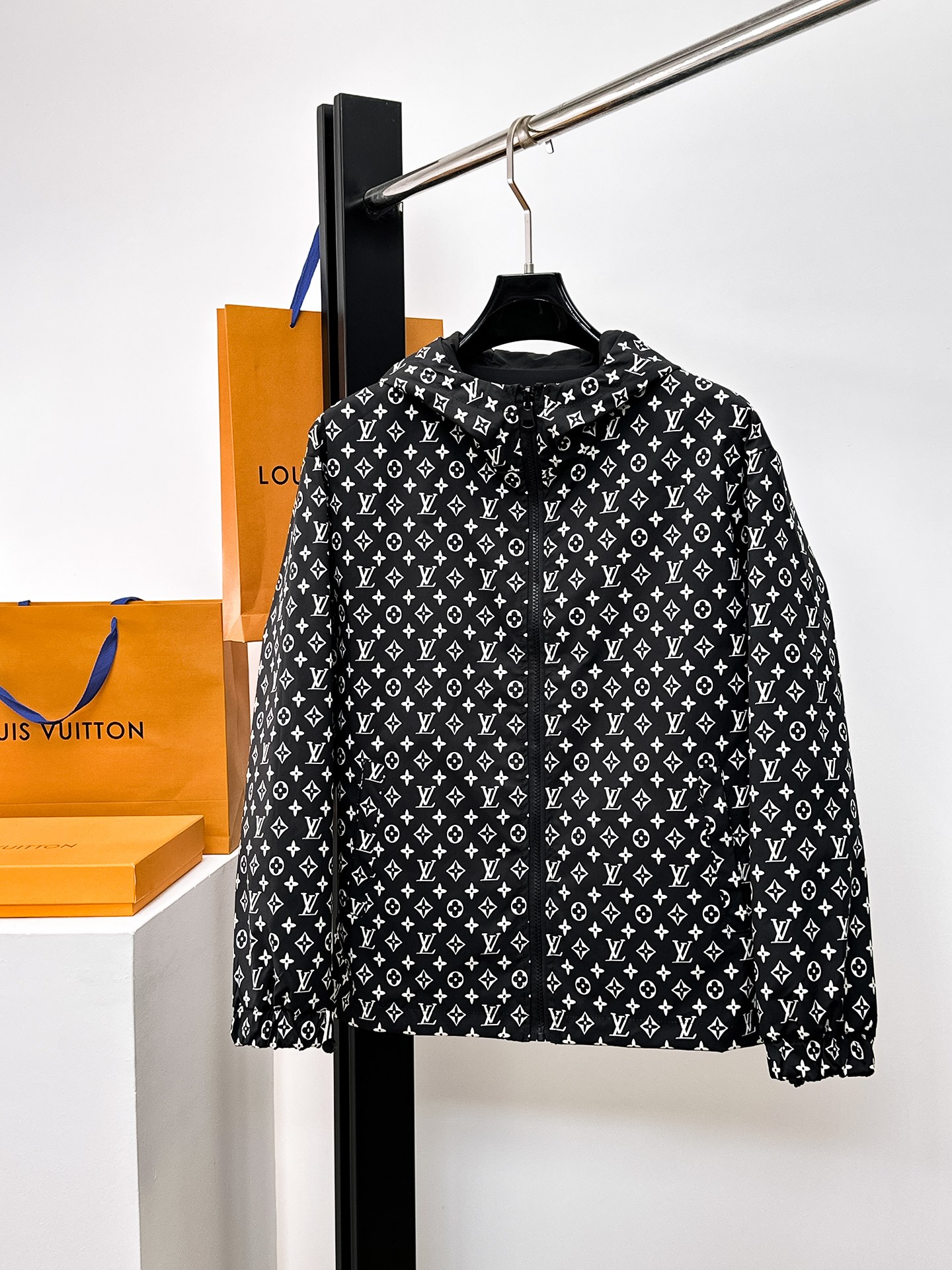 NO:662294,Same style as on LV official website, on sale in advance!  2025ss new men's jacket, double-sided, original single and three-label complete high-end version!  With hidden hood, custom-made fabrics at the counter, highly breathable and comfortable, impeccable details, brand element design concept, reflecting high quality. It feels delicate and soft!  It presents a casual cut and the upper body shape is awesome!  Size M～3XL, maximum wear is 195kg.,,louis vuitton,jackets & coats,jackets & coats,hats, 19860909LV 官网同款,提前发售！2025ss新款男士夹克外套,双面穿原单三标齐全高端版本！带隐藏帽,专柜定制面料 透气舒适度高,细节无可挑剔,品牌元素设计理念,体现高品质.手感细腻柔软！呈现休闲裁剪,上身版型超赞！码数M～3XL,最大穿195斤.,,louis vuitton,jackets & coats,jackets & coats,hats, ,Men's clothing