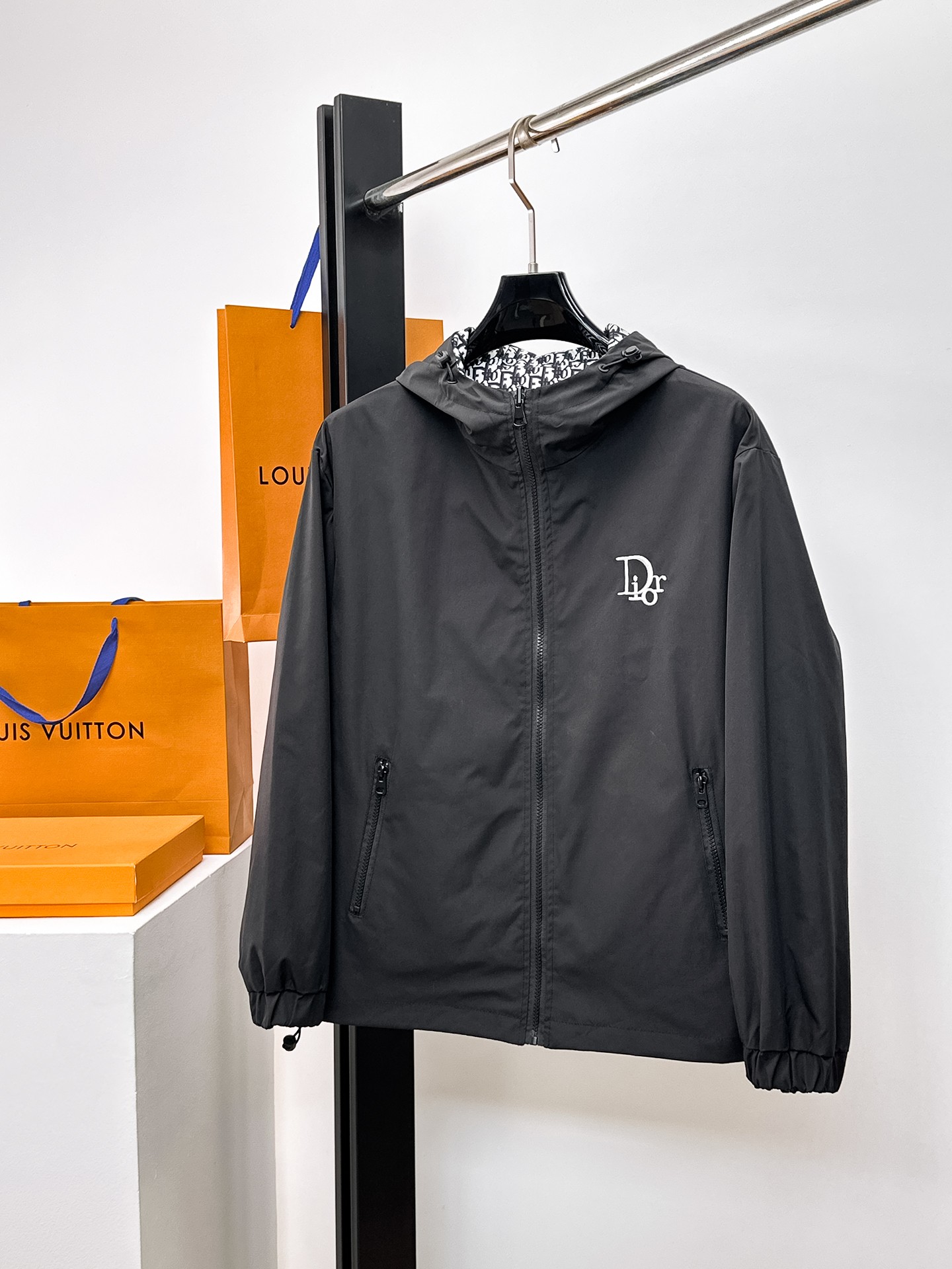 NO:662296,Same style as Dior official website, on sale in advance!  2025ss new men's jacket, double-sided, original single and three-label complete high-end version!  With hidden hood, custom-made fabrics at the counter, highly breathable and comfortable, impeccable details, brand element design concept, reflecting high quality. It feels delicate and soft!  It presents a casual cut and the upper body shape is awesome!  Size M～3XL, maximum wearing capacity is 195kg.,,dior,jackets & coats,jackets & coats,hats, 19860909迪奥 官网同款,提前发售！2025ss新款男士夹克外套,双面穿原单三标齐全高端版本！带隐藏帽,专柜定制面料 透气舒适度高,细节无可挑剔,品牌元素设计理念,体现高品质.手感细腻柔软！呈现休闲裁剪,上身版型超赞！码数M～3XL,最大穿195斤.,,dior,jackets & coats,jackets & coats,hats, ,Men's clothing