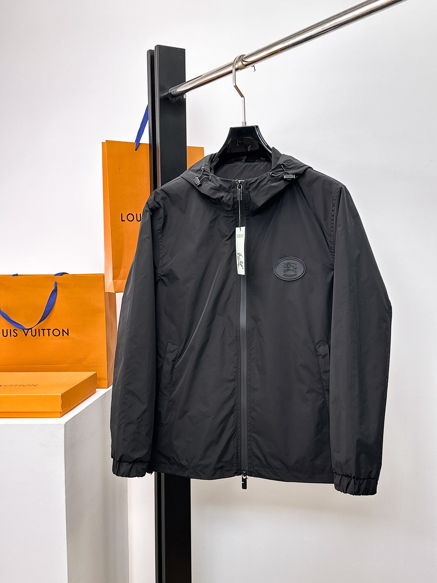 NO:662320,Same style as Burberry official website, on sale in advance!  2025ss new men's jacket, original three-standard high-end version!  With hidden hood, custom-made fabrics at the counter, highly breathable and comfortable, impeccable details, brand element design concept, reflecting high quality. It feels delicate and soft!  It presents a casual cut and the upper body shape is awesome!  Size M～3XL, maximum wear is 195kg.,,burberry,jackets & coats,jackets & coats,hats, 19860909巴宝莉 官网同款,提前发售！2025ss新款男士夹克外套,原单三标齐全高端版本！带隐藏帽,专柜定制面料 透气舒适度高,细节无可挑剔,品牌元素设计理念,体现高品质.手感细腻柔软！呈现休闲裁剪,上身版型超赞！码数M～3XL,最大穿195斤.,,burberry,jackets & coats,jackets & coats,hats, ,Men's clothing