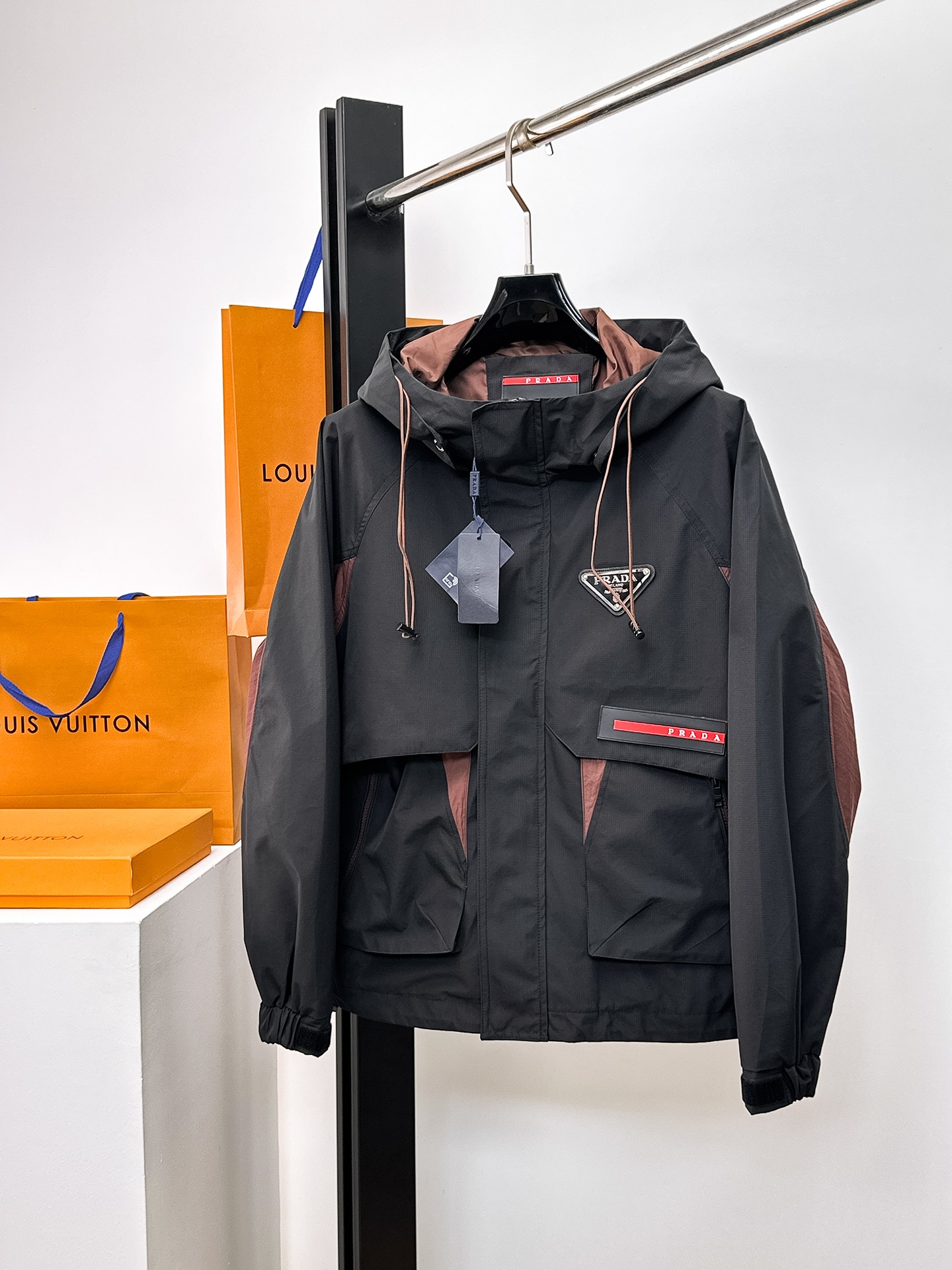 NO:662329,Same style as Prada official website, on sale in advance!  2025ss new men's jacket, original three-standard high-end version!  With hidden hood, custom-made fabrics at the counter, highly breathable and comfortable, impeccable details, brand element design concept, reflecting high quality. It feels delicate and soft!  It presents a casual cut and the upper body shape is awesome!  Size M～3XL, maximum wear is 195kg.,,prada,jackets & coats,jackets & coats,hats, 19860909普拉达 官网同款,提前发售！2025ss新款男士夹克外套,原单三标齐全高端版本！带隐藏帽,专柜定制面料 透气舒适度高,细节无可挑剔,品牌元素设计理念,体现高品质.手感细腻柔软！呈现休闲裁剪,上身版型超赞！码数M～3XL,最大穿195斤.,,prada,jackets & coats,jackets & coats,hats, ,Men's clothing