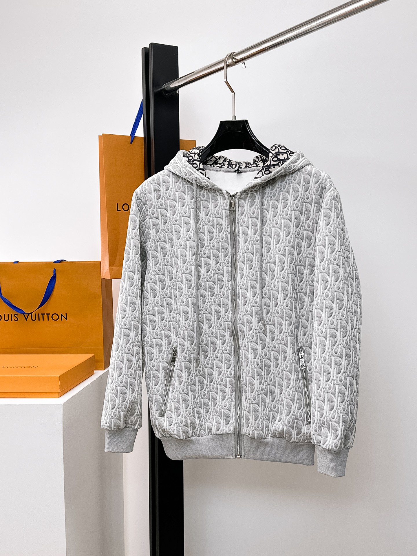 NO:662298,Same style as Dior official website, on sale in advance!  2025ss new men's jacket, original three-standard high-end version!  With hidden hood, custom-made fabrics at the counter, highly breathable and comfortable, impeccable details, brand element design concept, reflecting high quality. It feels delicate and soft!  It presents a casual cut and the upper body shape is awesome!  Size M～3XL, maximum wearing capacity is 195kg.,,dior,jackets & coats,jackets & coats,hats, 19860909迪奥 官网同款,提前发售！2025ss新款男士夹克外套,原单三标齐全高端版本！带隐藏帽,专柜定制面料 透气舒适度高,细节无可挑剔,品牌元素设计理念,体现高品质.手感细腻柔软！呈现休闲裁剪,上身版型超赞！码数M～3XL,最大穿195斤.,,dior,jackets & coats,jackets & coats,hats, ,Men's clothing