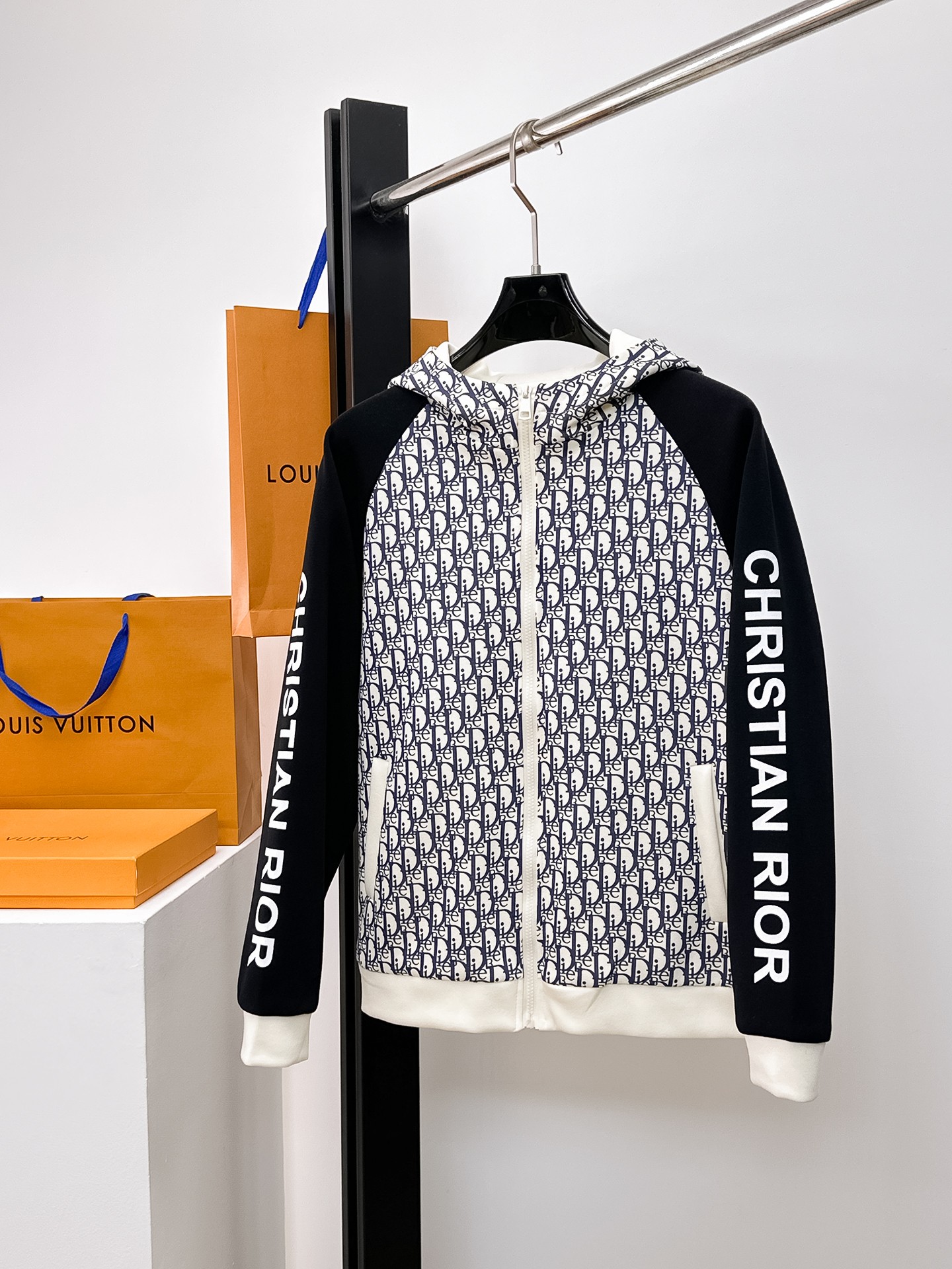 NO:662299,Same style as on LV official website, on sale in advance!  2025ss new men's jacket, original three-standard high-end version!  With hidden hood, custom-made fabrics at the counter, highly breathable and comfortable, impeccable details, brand element design concept, reflecting high quality. It feels delicate and soft!  It presents a casual cut and the upper body shape is awesome!  Size M～3XL, maximum wear is 195kg.,,louis vuitton,jackets & coats,jackets & coats,hats, 19860909LV 官网同款,提前发售！2025ss新款男士夹克外套,原单三标齐全高端版本！带隐藏帽,专柜定制面料 透气舒适度高,细节无可挑剔,品牌元素设计理念,体现高品质.手感细腻柔软！呈现休闲裁剪,上身版型超赞！码数M～3XL,最大穿195斤.,,louis vuitton,jackets & coats,jackets & coats,hats, ,Men's clothing