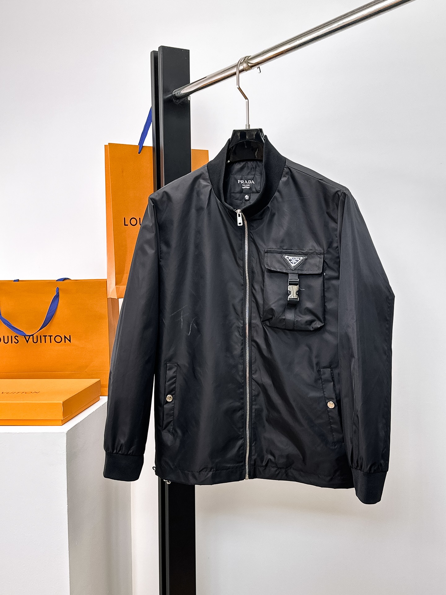 NO:662302,Same style as Prada official website, on sale in advance!  2025ss new men's jacket, original three-standard high-end version!  With hidden hood, custom-made fabrics at the counter, highly breathable and comfortable, impeccable details, brand element design concept, reflecting high quality. It feels delicate and soft!  It presents a casual cut and the upper body shape is awesome!  Size M～3XL, maximum wear is 195kg.,,prada,jackets & coats,jackets & coats,hats, 19860909普拉达 官网同款,提前发售！2025ss新款男士夹克外套,原单三标齐全高端版本！带隐藏帽,专柜定制面料 透气舒适度高,细节无可挑剔,品牌元素设计理念,体现高品质.手感细腻柔软！呈现休闲裁剪,上身版型超赞！码数M～3XL,最大穿195斤.,,prada,jackets & coats,jackets & coats,hats, ,Men's clothing