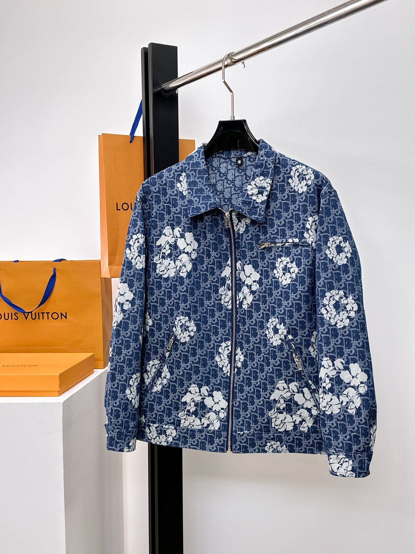 NO:662304,Same style as Dior official website, on sale in advance!  2025ss new men's jacket, original three-standard high-end version!  With hidden hood, custom-made fabrics at the counter, highly breathable and comfortable, impeccable details, brand element design concept, reflecting high quality. It feels delicate and soft!  It presents a casual cut and the upper body shape is awesome!  Size M～3XL, maximum wearing capacity is 195kg.,,dior,jackets & coats,jackets & coats,hats, 19860909迪奥 官网同款,提前发售！2025ss新款男士夹克外套,原单三标齐全高端版本！带隐藏帽,专柜定制面料 透气舒适度高,细节无可挑剔,品牌元素设计理念,体现高品质.手感细腻柔软！呈现休闲裁剪,上身版型超赞！码数M～3XL,最大穿195斤.,,dior,jackets & coats,jackets & coats,hats, ,Men's clothing