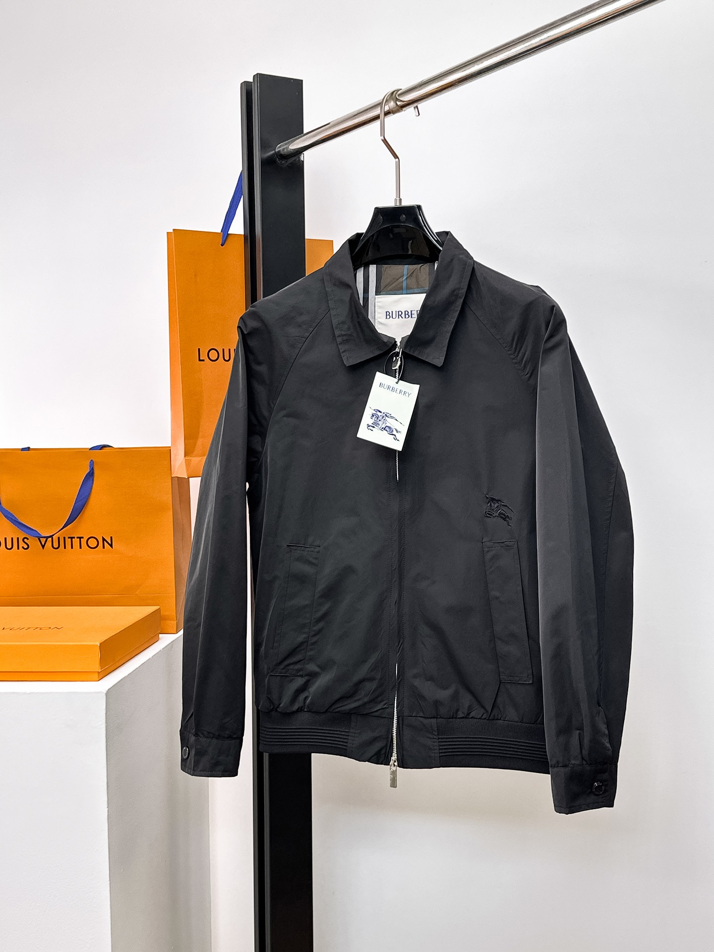 NO:662332,Same style as Burberry official website, on sale in advance!  2025ss new men's jacket, original three-standard high-end version!  With hidden hood, custom-made fabrics at the counter, highly breathable and comfortable, impeccable details, brand element design concept, reflecting high quality. It feels delicate and soft!  It presents a casual cut and the upper body shape is awesome!  Size M～3XL, maximum wear is 195kg.,,burberry,jackets & coats,jackets & coats,hats, 19860909巴宝莉 官网同款,提前发售！2025ss新款男士夹克外套,原单三标齐全高端版本！带隐藏帽,专柜定制面料 透气舒适度高,细节无可挑剔,品牌元素设计理念,体现高品质.手感细腻柔软！呈现休闲裁剪,上身版型超赞！码数M～3XL,最大穿195斤.,,burberry,jackets & coats,jackets & coats,hats, ,Men's clothing