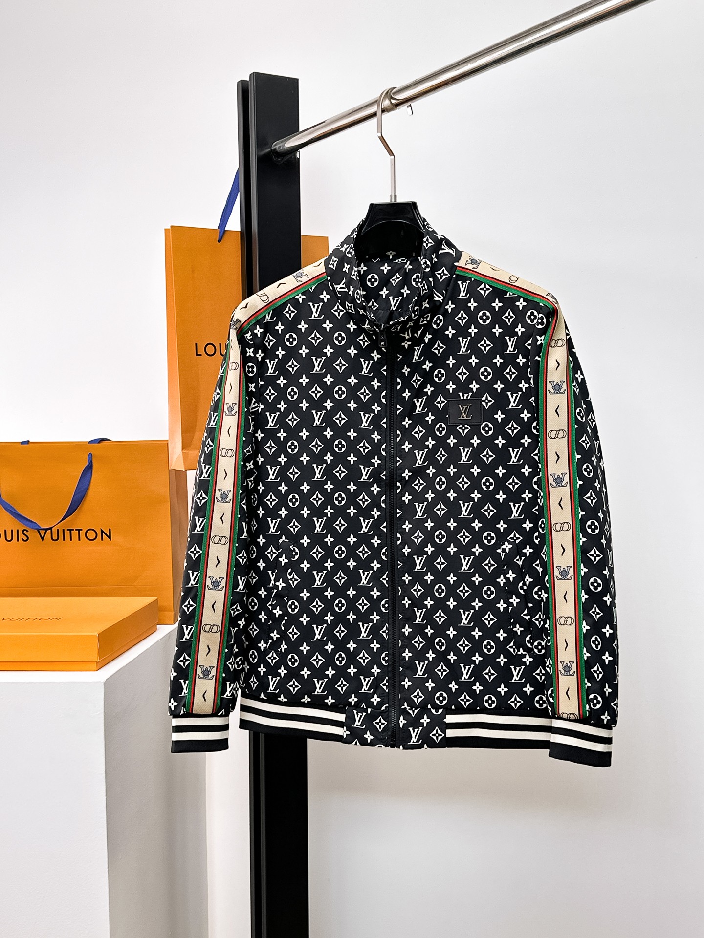 NO:662306,Same style as on LV official website, on sale in advance!  2025ss new men's jacket, original three-standard high-end version!  With hidden hood, custom-made fabrics at the counter, highly breathable and comfortable, impeccable details, brand element design concept, reflecting high quality. It feels delicate and soft!  It presents a casual cut and the upper body shape is awesome!  Size M～3XL, maximum wear is 195kg.,,louis vuitton,jackets & coats,jackets & coats,hats, 19860909LV 官网同款,提前发售！2025ss新款男士夹克外套,原单三标齐全高端版本！带隐藏帽,专柜定制面料 透气舒适度高,细节无可挑剔,品牌元素设计理念,体现高品质.手感细腻柔软！呈现休闲裁剪,上身版型超赞！码数M～3XL,最大穿195斤.,,louis vuitton,jackets & coats,jackets & coats,hats, ,Men's clothing