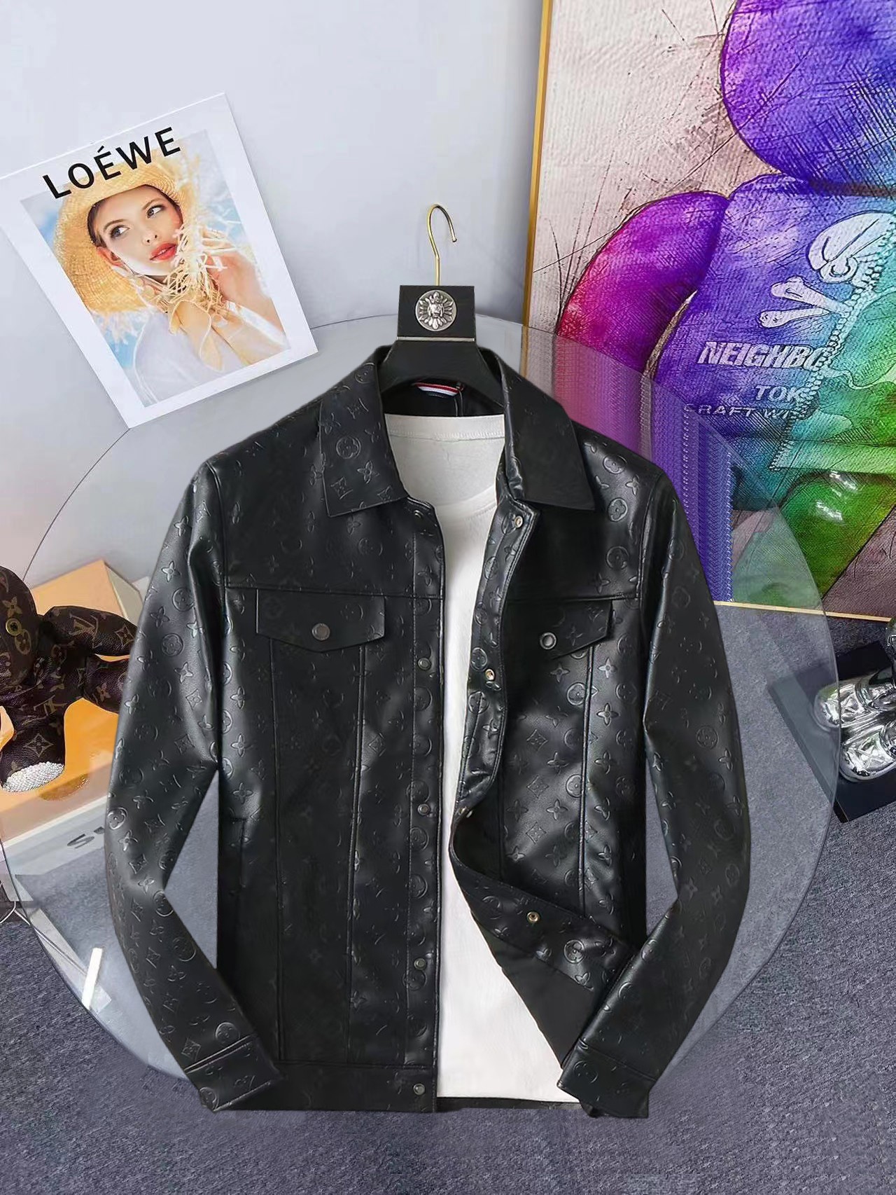 NO:648317,LV 2025 Autumn Leather Counter New Casual Fashion Jacket Super avant-garde design style, delicate and comfortable, very light to wear and not easy to wrinkle. Multiple craftsmanship. The overall design is quite visual, the upper body is casual and stylish, and has a certain degree of stiffness. It is definitely at the forefront of fashion. It is recommended for urban leisure. Size M-XXXL (175, 140 pounds, L, maximum wear 200 pounds),, louis vuitton, jackets &  coats,leather jacket,alexander wang19860909LV 2025开秋皮衣专柜新款休闲时尚夹克 超前卫设计风格 细腻舒适 穿着非常轻便不易起皱.多重重工艺 整体的设计颇具视觉感,上身休闲有型,有一定的挺括度,绝对走在时尚最尖端的气质感推荐,都市休闲必备.尺码 M-XXXL(175 140斤穿L 最大穿200斤),,louis vuitton,jackets & coats,leather jacket,alexander wang,Men's clothing