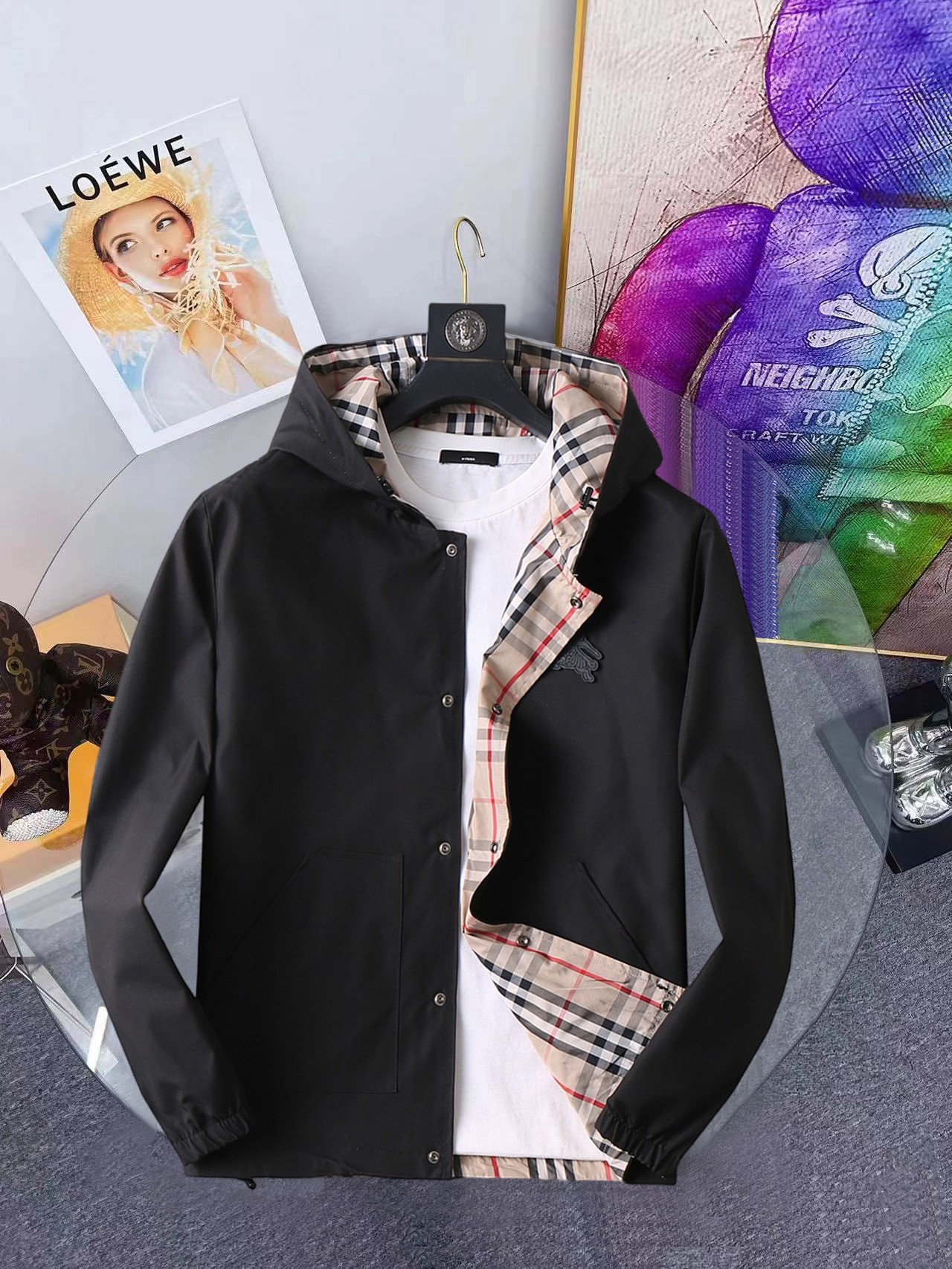 NO:648312,Burberry double-wear, 2025 new autumn jacket, the new product on the show is in perfect condition, comfortable and warm, complete with three labels, full and attractive colors, very outstanding design, easily upgrades the fashion sense, extremely elegant and rigorous workmanship, neat and meticulous wiring!  A masterpiece from a famous designer!  The upper body does not look bloated and is super handsome!  Available size M ~ XXXL,,burberry,jackets & coats,jackets & coats,alexander wang19860909巴宝莉 双面穿,2025开秋新款夹克外套,秀场新品品相非常完美,舒适保暖,三标齐全色泽饱满诱人,非常出彩的设计,轻松将时髦感进阶,做工极为考究严谨,走线工整细致！大牌设计师巨作！上身不显臃肿、超级帅气！现货码数M ～ XXXL,,burberry,jackets & coats,jackets & coats,alexander wang,Men's clothing