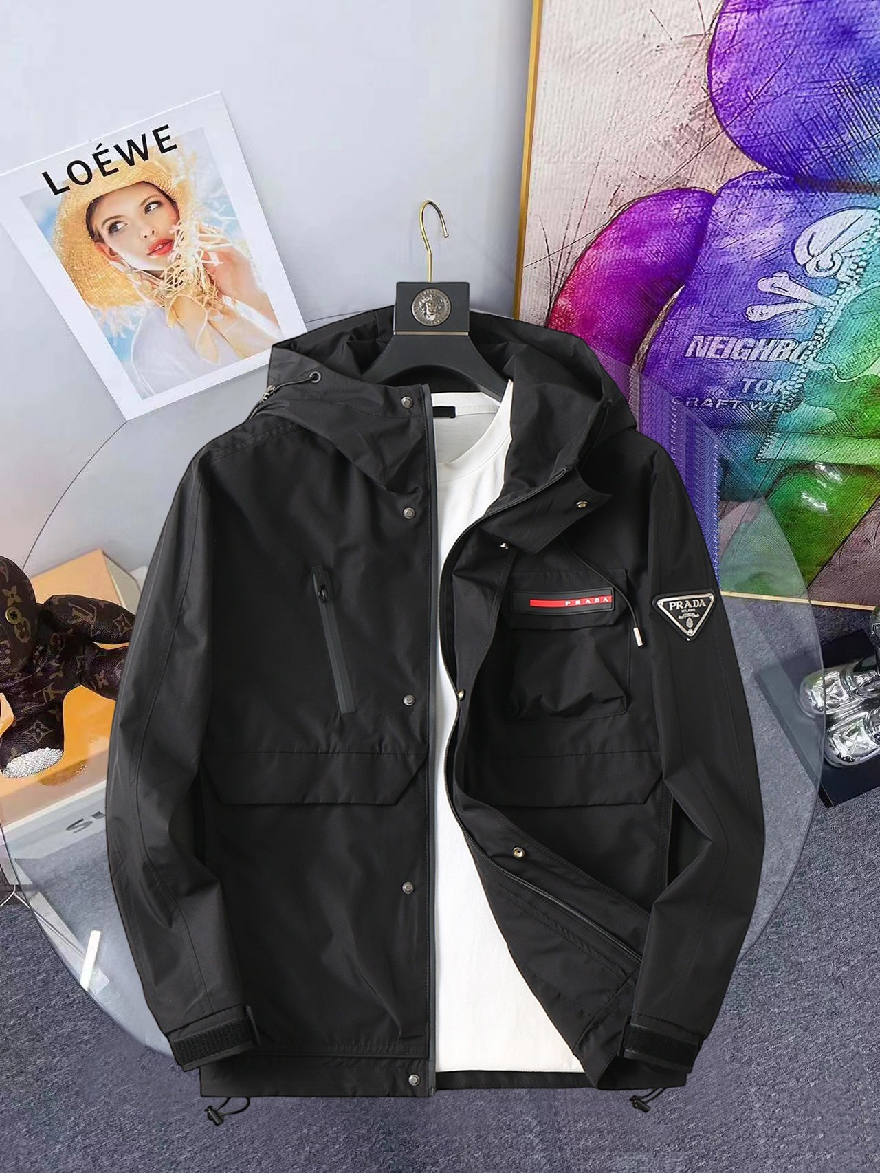 NO:648339,The same model from Prada official website, complete with three labels, sold in advance. 2025ss new autumn men's jacket, high-end version with complete three labels of the original order. Custom-made fabrics at the counter. Highly breathable and comfortable, impeccable details, brand element design concept, reflecting high quality. Delicate and soft feel. Casual tailoring, excellent upper body shape. Size M～3XL, maximum wearing capacity is 195 catties., prada,jackets & coats,jackets & coats,alexander wang19860909普拉达官网同款,三标齐全,提前发售 2025ss开秋新款男士夹克外套,原单三标齐全高端版本 专柜定制面料 透气舒适度高,细节无可挑剔,品牌元素设计理念,体现高品质.手感细腻柔软 呈现休闲裁剪,上身版型超赞 码数M～3XL,最大穿195斤,,prada,jackets & coats,jackets & coats,alexander wang,Men's clothing