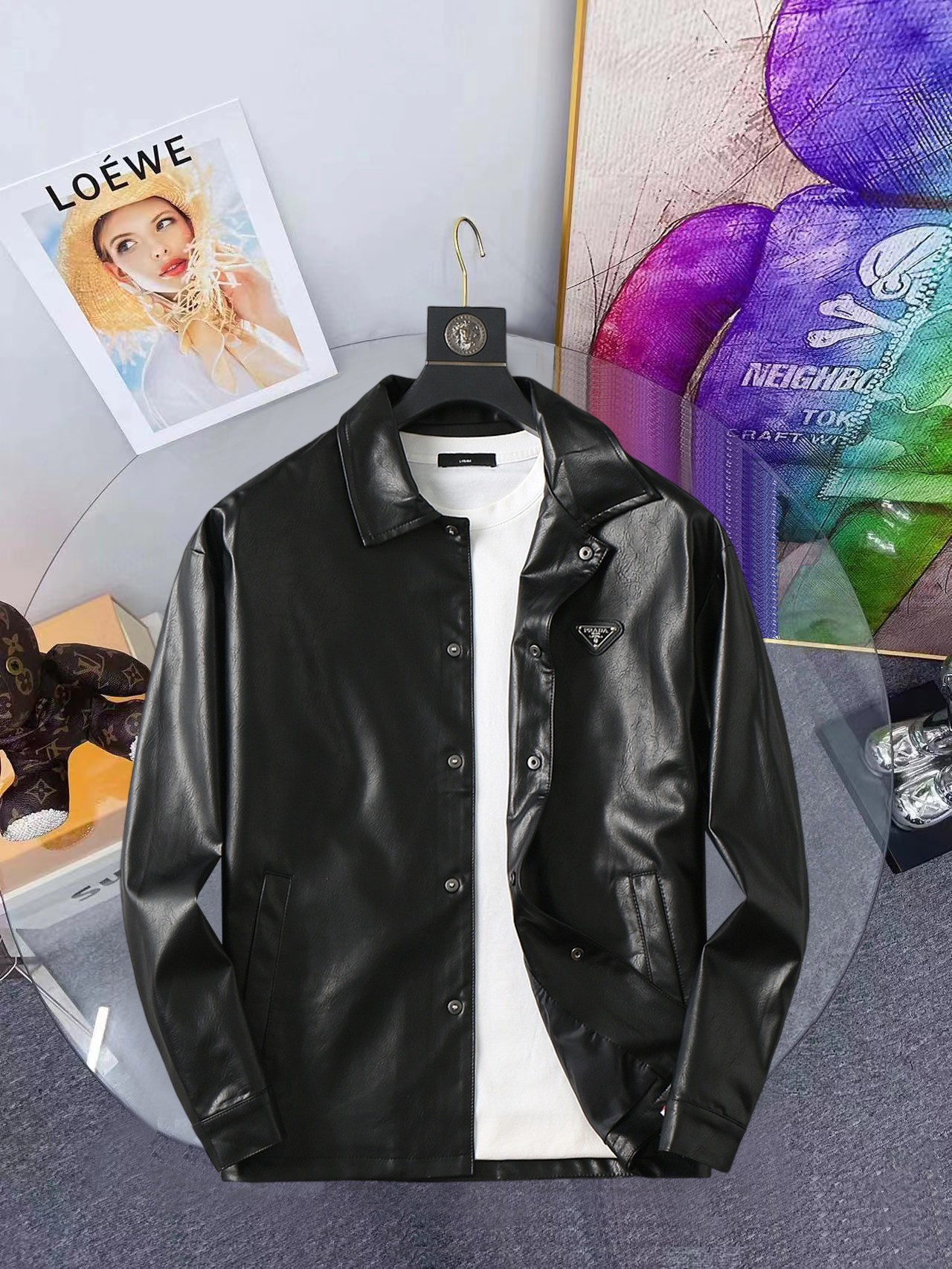 NO:648296,Same style as Prada official website, on sale in advance!  2025ss new autumn men's leather jackets, original single three-standard high-end version!  With hidden hood, custom-made fabrics at the counter, highly breathable and comfortable, impeccable details, brand element design concept, reflecting high quality. It feels delicate and soft!  It presents a casual cut and the upper body shape is awesome!  Size M～3XL, maximum wear is 195kg.,,prada,jackets & coats,jackets & coats,leather jacket,hats,alexander wang19860909普拉达 官网同款,提前发售！2025ss开秋新款男士皮衣夹克外套,原单三标齐全高端版本！带隐藏帽,专柜定制面料 透气舒适度高,细节无可挑剔,品牌元素设计理念,体现高品质.手感细腻柔软！呈现休闲裁剪,上身版型超赞！码数M～3XL,最大穿195斤.,,prada,jackets & coats,jackets & coats,leather jacket,hats,alexander wang,Men's clothing