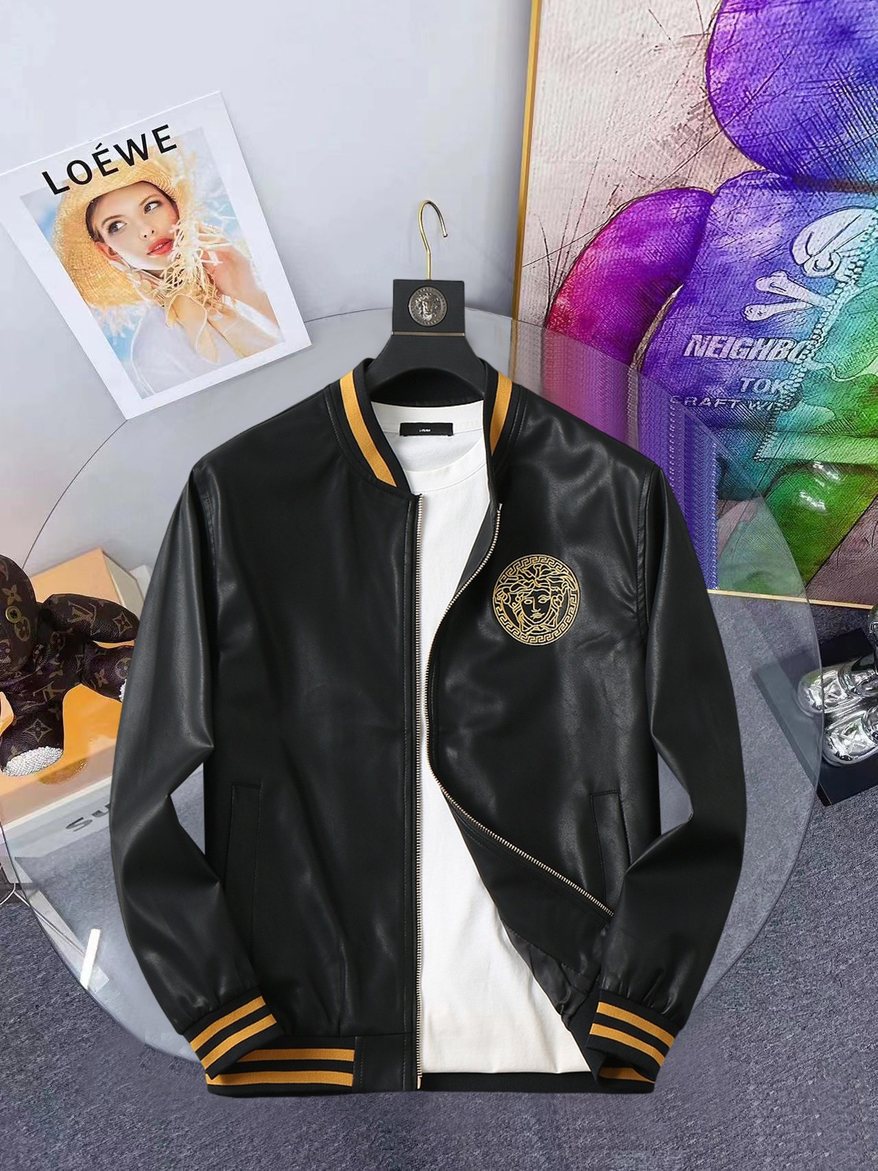 NO:648302,Same style as Versace’s official website, on sale in advance!  2025ss new autumn men's leather jackets, original single three-standard high-end version!  With hidden hood, custom-made fabrics at the counter, highly breathable and comfortable, impeccable details, brand element design concept, reflecting high quality. It feels delicate and soft!  It presents a casual cut and the upper body shape is awesome!  Size M～3XL, maximum wear is 195kg.,,versace,jackets & coats,jackets & coats,leather jacket,hats,alexander wang19860909范思哲 官网同款,提前发售！2025ss开秋新款男士皮衣夹克外套,原单三标齐全高端版本！带隐藏帽,专柜定制面料 透气舒适度高,细节无可挑剔,品牌元素设计理念,体现高品质.手感细腻柔软！呈现休闲裁剪,上身版型超赞！码数M～3XL,最大穿195斤.,,versace,jackets & coats,jackets & coats,leather jacket,hats,alexander wang,Men's clothing