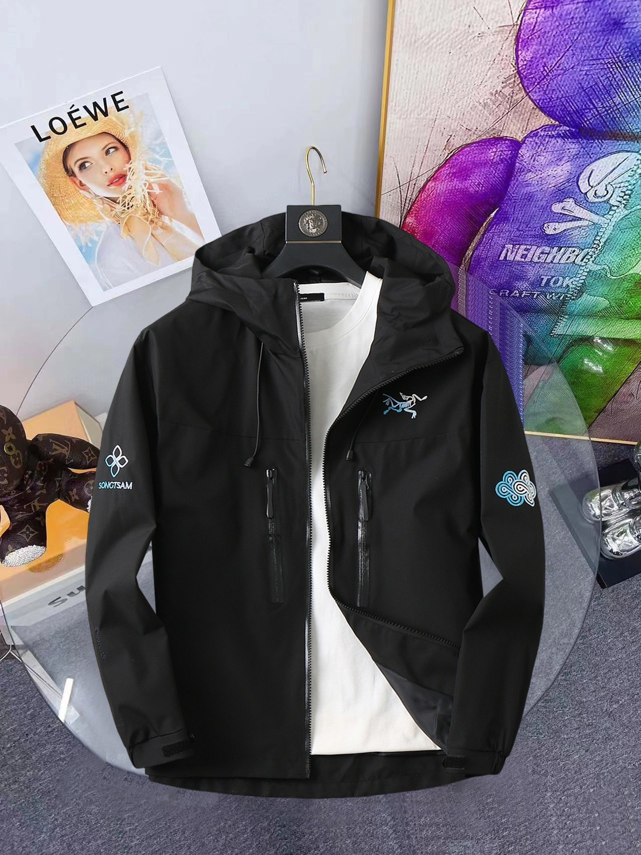 NO:648332,Same style as Arc'teryx official website, complete with three labels, sold in advance. 2025ss new autumn men's jacket, high-end version with original three labels. Custom-made fabrics at the counter. Highly breathable and comfortable, impeccable details, brand element design concept, reflecting high quality. Delicate and soft feel. Casual tailoring, excellent upper body shape. Size M~3XL, maximum wear 195 catties, arc'teryx, jackets & coats, jackets & coats, alexander wang19860909始祖鸟官网同款,三标齐全,提前发售 2025ss开秋新款男士夹克外套,原单三标齐全高端版本 专柜定制面料 透气舒适度高,细节无可挑剔,品牌元素设计理念,体现高品质.手感细腻柔软 呈现休闲裁剪,上身版型超赞 码数M～3XL,最大穿195斤,arc'teryx,jackets & coats,jackets & coats,alexander wang,Men's clothing