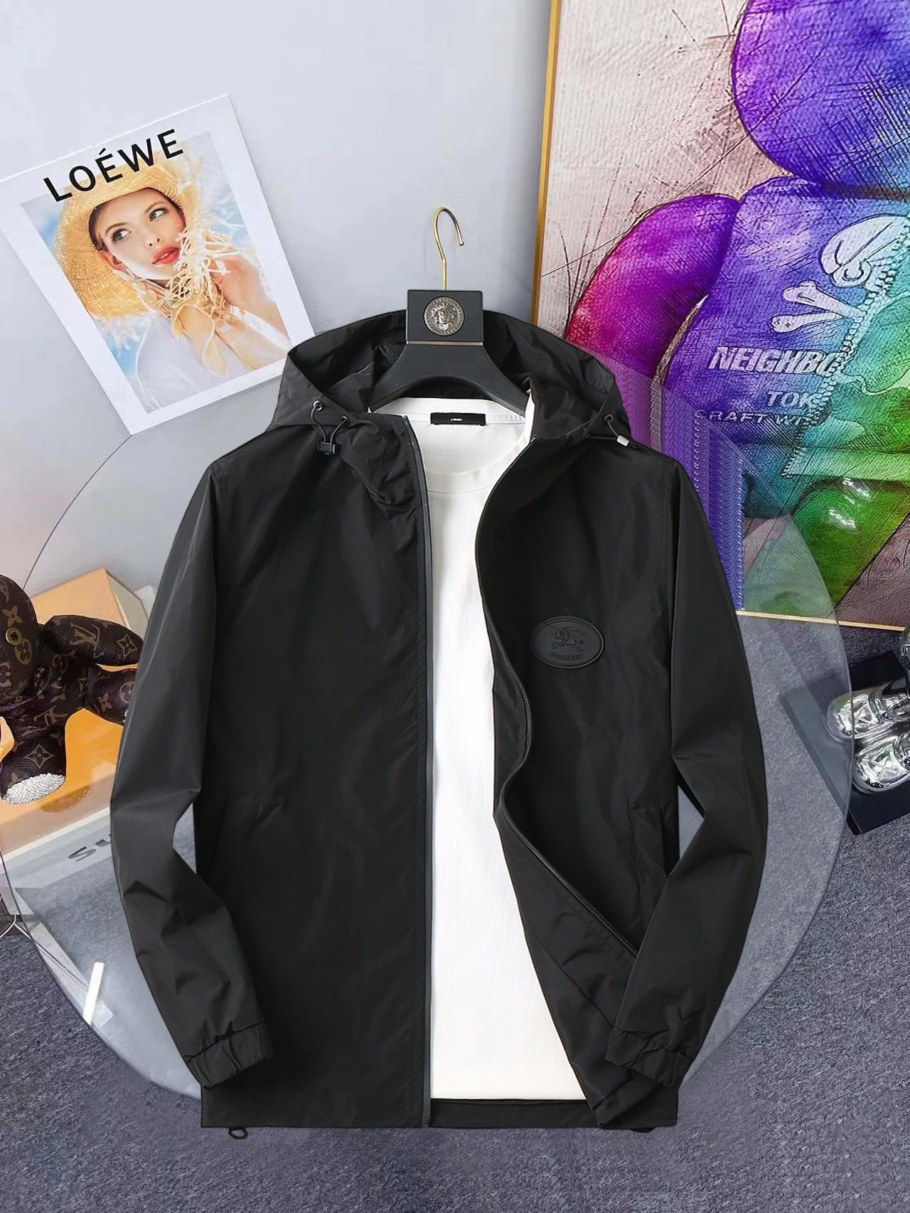 NO:648327,The same model on Burberry's official website, complete with three labels, on sale in advance. 2025ss new autumn men's jacket, high-end version with complete three labels of the original order. Custom-made fabrics at the counter. Highly breathable and comfortable, impeccable details, brand element design concept, reflecting high quality. Delicate and soft feel. Casual tailoring, excellent upper body shape. Size M～3XL, maximum wear 195 catties,,burberry,jackets & coats,jackets & coats,alexander wang19860909巴宝莉官网同款,三标齐全,提前发售 2025ss开秋新款男士夹克外套,原单三标齐全高端版本 专柜定制面料 透气舒适度高,细节无可挑剔,品牌元素设计理念,体现高品质.手感细腻柔软 呈现休闲裁剪,上身版型超赞 码数M～3XL,最大穿195斤,,burberry,jackets & coats,jackets & coats,alexander wang,Men's clothing