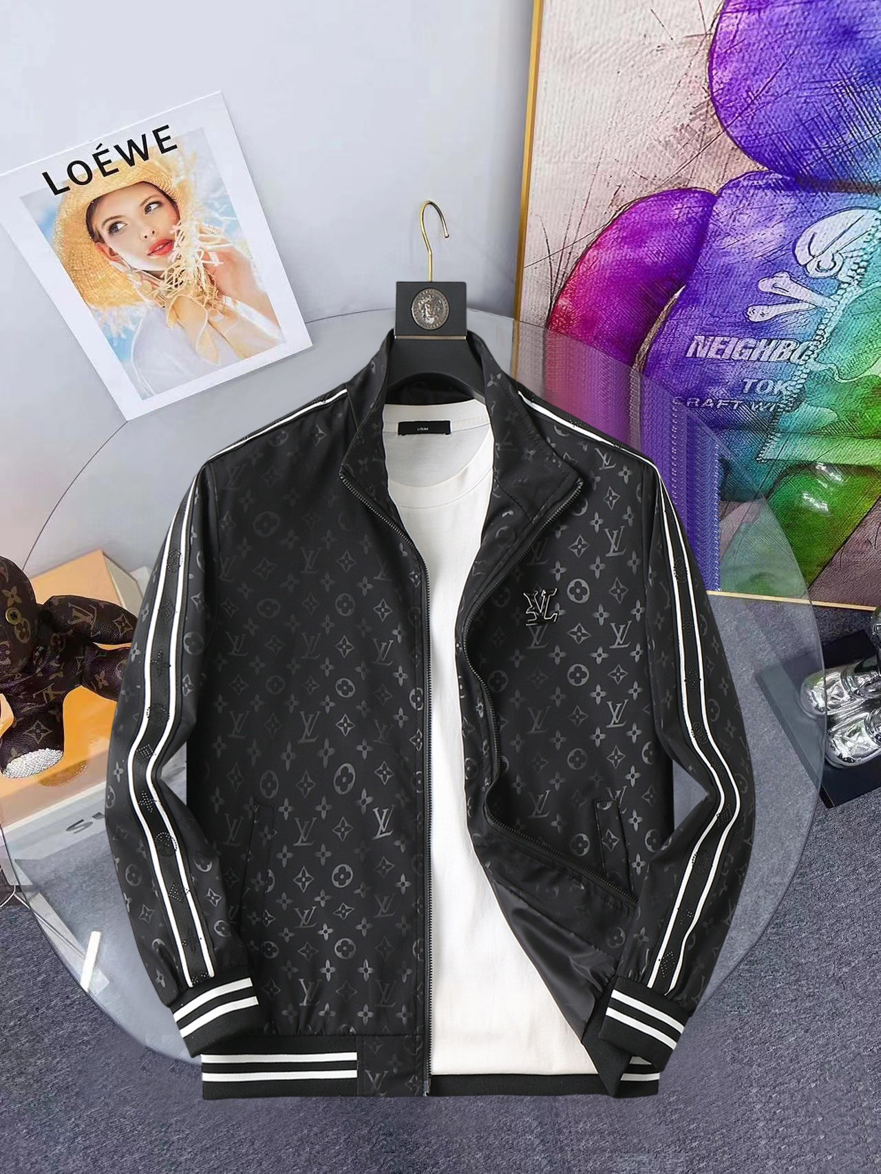 NO:648329,Same style as LV official website, complete with three labels, sold in advance. 2025ss new autumn men's jacket, high-end version with complete three labels of the original order. Custom-made fabrics at the counter. Highly breathable and comfortable, impeccable details, brand element design concept, reflecting high quality. Delicate and soft feel. Casual tailoring, excellent upper body shape. Size M～3XL, maximum wearing capacity is 195 catties. Louis vuitton, jackets & coats, jackets & coats, alexander wang19860909LV官网同款,三标齐全,提前发售 2025ss开秋新款男士夹克外套,原单三标齐全高端版本 专柜定制面料 透气舒适度高,细节无可挑剔,品牌元素设计理念,体现高品质.手感细腻柔软 呈现休闲裁剪,上身版型超赞 码数M～3XL,最大穿195斤,,louis vuitton,jackets & coats,jackets & coats,alexander wang,Men's clothing