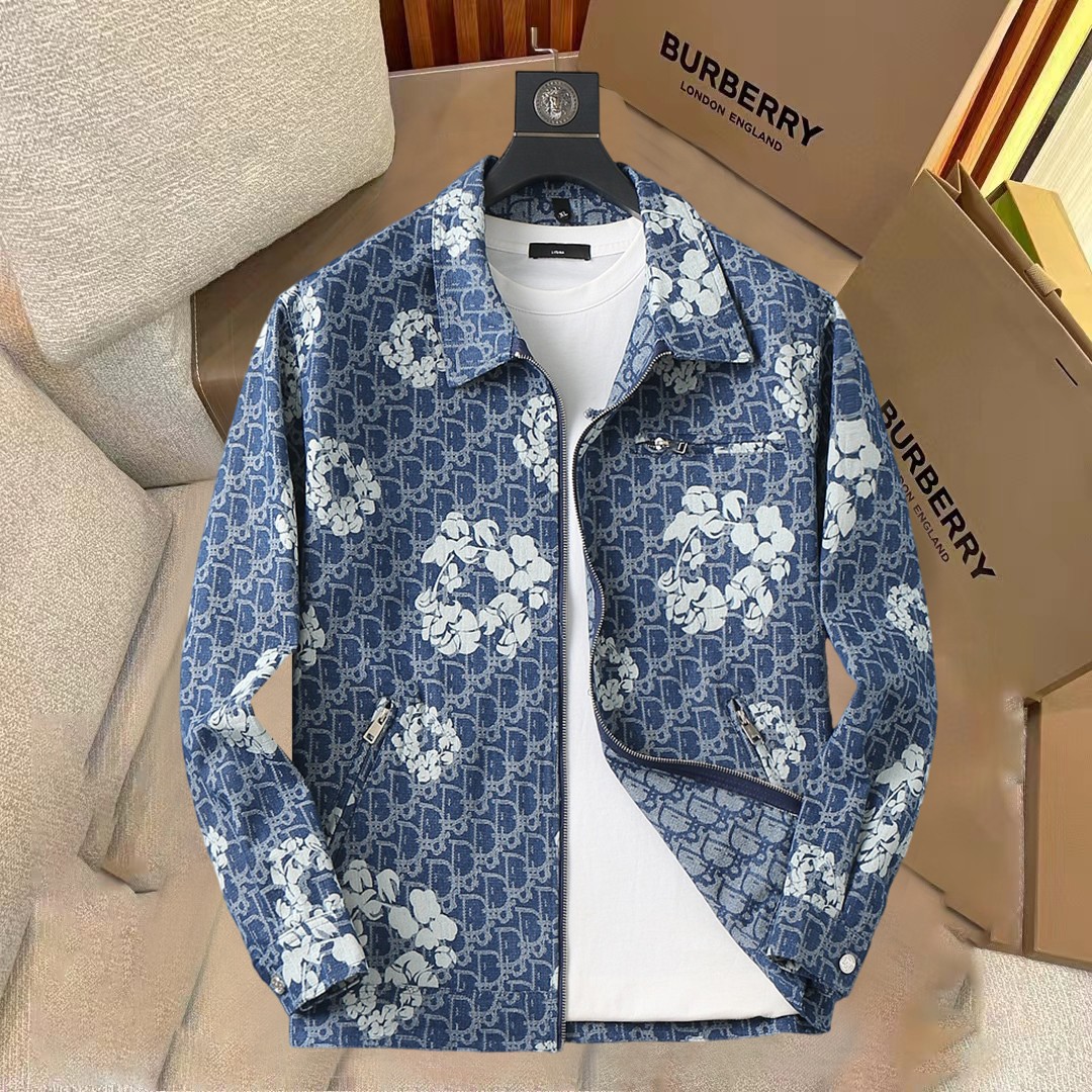 NO:953422,Dior official website, same style, complete with three labels, sold in advance. 2026ss new autumn men's denim jacket, original three labels, high-end version. Custom-made fabrics at the counter. Highly breathable and comfortable, impeccable details, brand element design concept, reflecting high quality. Delicate and soft feel. Casual tailoring, excellent upper body size. Size M～3XL, maximum wearing capacity is 195 catties., dior, jackets & coats, jackets & coats,19860909迪奥官网同款,三标齐全,提前发售 2026ss开秋新款男士牛仔夹克外套,原单三标齐全高端版本 专柜定制面料 透气舒适度高,细节无可挑剔,品牌元素设计理念,体现高品质.手感细腻柔软 呈现休闲裁剪,上身版型超赞 码数M～3XL,最大穿195斤,,dior,jackets & coats,jackets & coats,,Men's clothing