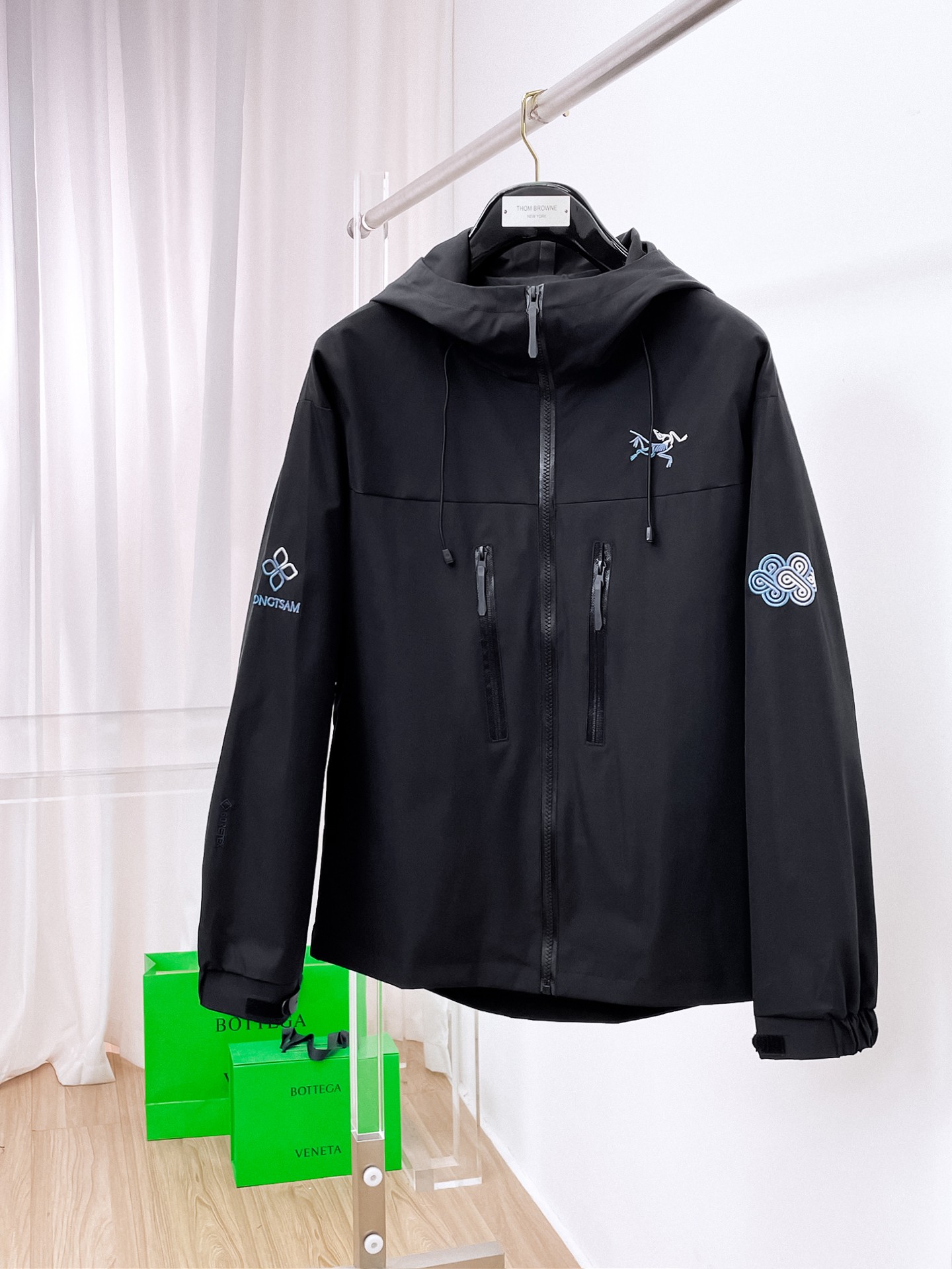 NO:905138,Same style as Arc’teryx official website, on sale in advance!  2026ss new autumn men's jackets, original single three-standard high-end version!  , counter-customized fabrics with high breathability and comfort, impeccable details, brand element design concept, reflecting high quality. It feels delicate and soft!  It presents a casual cut and the upper body shape is awesome!  Size M～3XL, maximum wearing capacity is 195 catties.,arc'teryx,jackets & coats,jackets & coats,19860909始祖鸟 官网同款,提前发售！2026ss开秋新款男士夹克外套,原单三标齐全高端版本！,专柜定制面料 透气舒适度高,细节无可挑剔,品牌元素设计理念,体现高品质.手感细腻柔软！呈现休闲裁剪,上身版型超赞！码数M～3XL,最大穿195斤.,arc'teryx,jackets & coats,jackets & coats,,Men's clothing