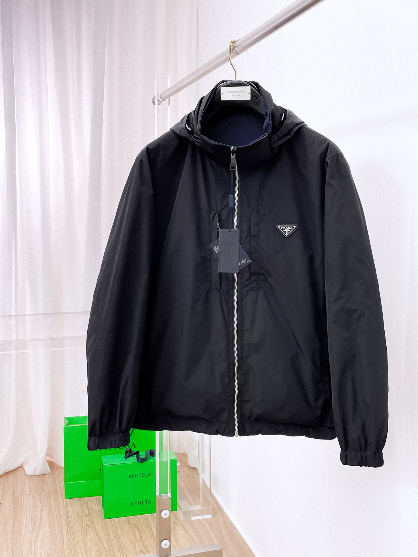 NO:905146,Same style as Prada official website, on sale in advance!  2026ss new autumn men's jacket, double-sided, original single and three-label complete high-end version!  , counter-customized fabrics with high breathability and comfort, impeccable details, brand element design concept, reflecting high quality. It feels delicate and soft!  It presents a casual cut and the upper body shape is awesome!  Size M～3XL, maximum wearing capacity is 195 catties.,,prada,jackets & coats,jackets & coats,19860909普拉达 官网同款,提前发售！2026ss开秋新款男士夹克外套,双面穿原单三标齐全高端版本！,专柜定制面料 透气舒适度高,细节无可挑剔,品牌元素设计理念,体现高品质.手感细腻柔软！呈现休闲裁剪,上身版型超赞！码数M～3XL,最大穿195斤.,,prada,jackets & coats,jackets & coats,,Men's clothing