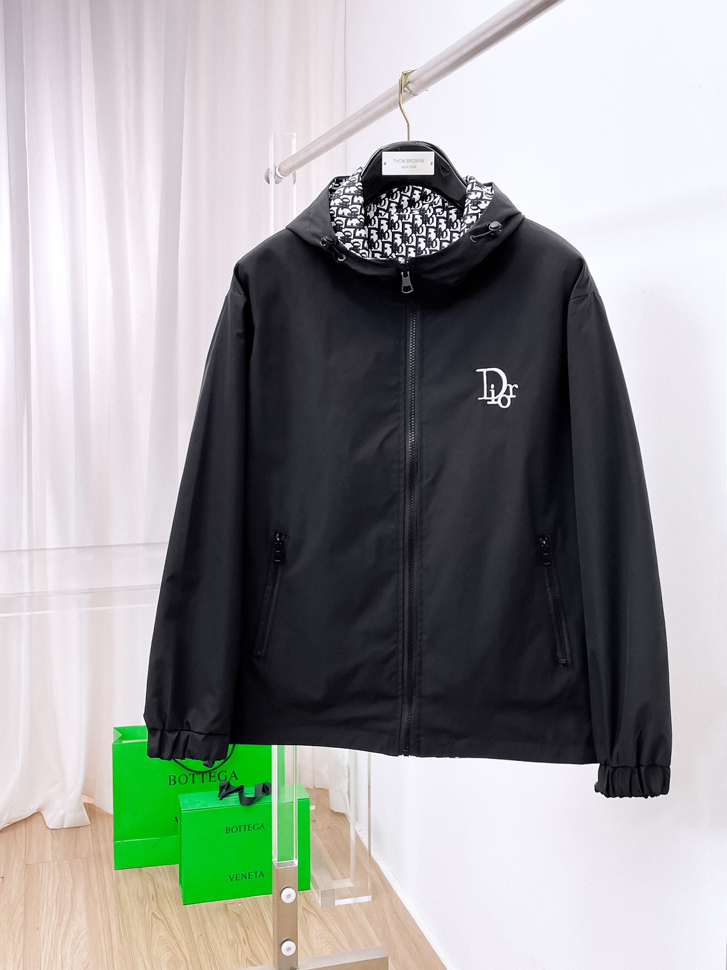 NO:905154,Same style as Dior official website, on sale in advance!  2026ss new autumn men's reversible jacket, original single and three-label complete high-end version!  , counter-customized fabrics with high breathability and comfort, impeccable details, brand element design concept, reflecting high quality. It feels delicate and soft!  It presents a casual cut and the upper body shape is awesome!  Size M～3XL, maximum wearing capacity is 195kg.,,dior,jackets & coats,jackets & coats,19860909迪奥 官网同款,提前发售！2026ss开秋新款男士双面穿夹克外套,原单三标齐全高端版本！,专柜定制面料 透气舒适度高,细节无可挑剔,品牌元素设计理念,体现高品质.手感细腻柔软！呈现休闲裁剪,上身版型超赞！码数M～3XL,最大穿195斤.,,dior,jackets & coats,jackets & coats,,Men's clothing