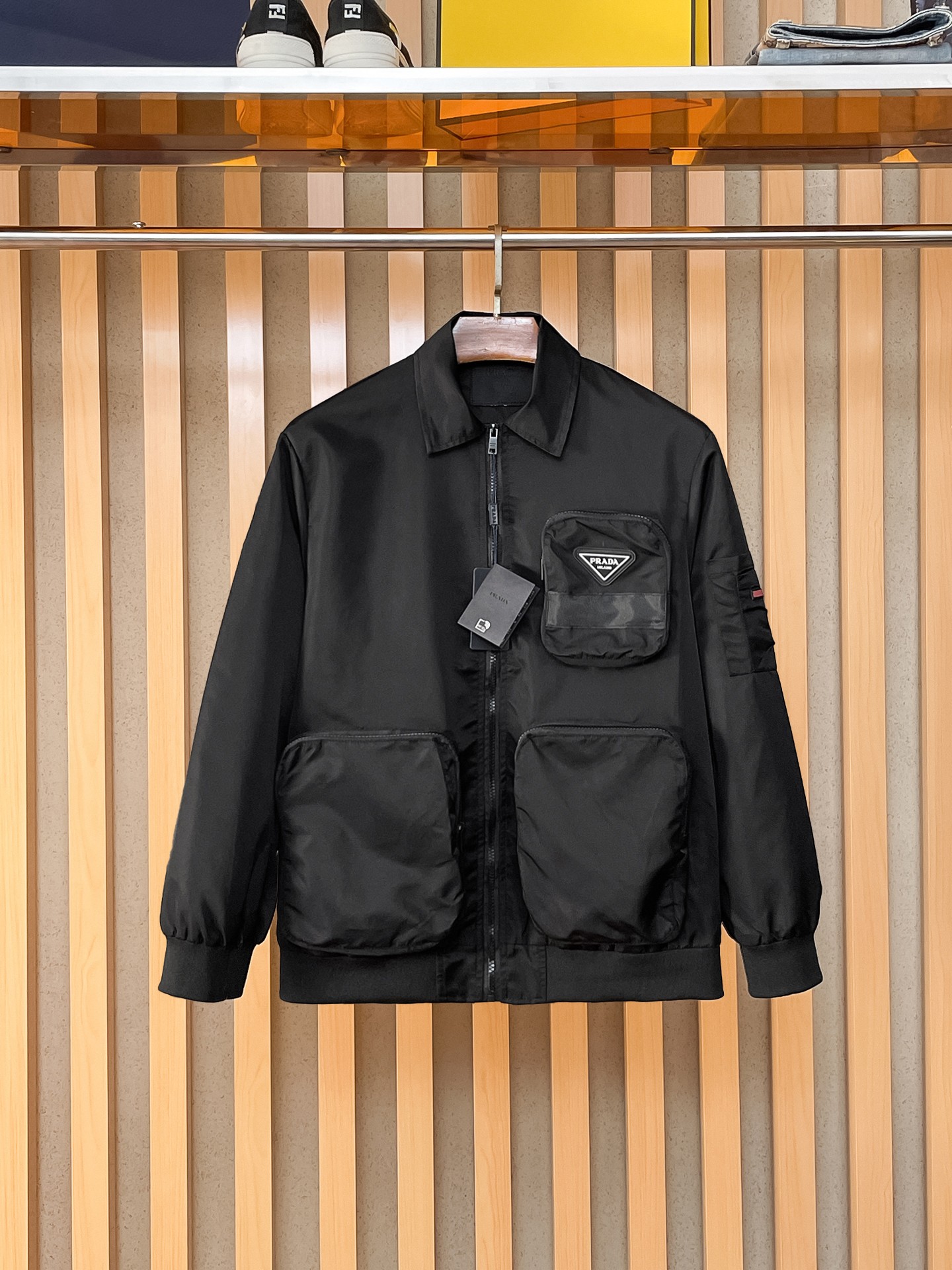 NO:869588,Prada, 2026 new men's casual customized jackets. Put on a simple and capable casual jacket, and instantly return to a fashionable and domineering state, and full of vitality. The most popular zipper design in history, all fabrics need to be customized, full of luxury. The slim tailoring reflects our perfect body shape, which can be easily controlled whether fat or thin. Super versatile style, not picky, suitable for different age groups. High street practical wear, spring and summer matching tools, sizes M~3XL,, prada, jackets &  coats,jackets & coats,19860909Prada、2026新款男士休闲定制夹克外套.穿上简约干练的休闲外套,瞬间重回时髦霸气,又是活力满满的状态.史前最流行的拉链设计,面料全部需要定制,奢华感十足.修身的剪裁体现出我们完美的体型无论胖瘦都可以轻松驾驭.超百搭款式,不挑身材的款,适合不同年龄段穿着.高街实穿款,春夏搭配利器 尺码M~3XL,,prada,jackets & coats,jackets & coats,,Men's clothing