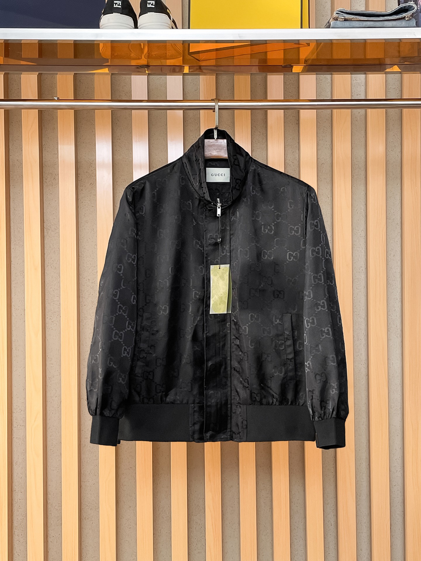 NO:869609,Gucci, 2026 new men's casual customized jackets. Put on a simple and capable casual jacket, and instantly return to a fashionable and domineering state, and full of vitality. The most popular zipper design in history, all fabrics need to be customized, full of luxury. The slim tailoring reflects our perfect body shape, which can be easily controlled whether fat or thin. Super versatile style, not picky, suitable for different age groups. High street practical wear, spring and summer matching tools, sizes M~3XL,, jackets &  coats,jackets & coats,19860909古奇、2026新款男士休闲定制夹克外套.穿上简约干练的休闲外套,瞬间重回时髦霸气,又是活力满满的状态.史前最流行的拉链设计,面料全部需要定制,奢华感十足.修身的剪裁体现出我们完美的体型无论胖瘦都可以轻松驾驭.超百搭款式,不挑身材的款,适合不同年龄段穿着.高街实穿款,春夏搭配利器 尺码M~3XL,,jackets & coats,jackets & coats,,Men's clothing