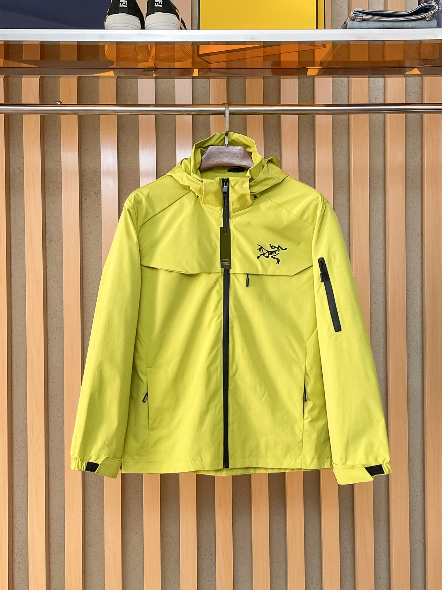 NO:869617,Arc'teryx, 2026 new men's casual customized jacket. Put on a simple and capable casual jacket, and instantly return to a fashionable and domineering state, and full of vitality. The most popular zipper design in history, all fabrics need to be customized, full of luxury. The slim tailoring reflects our perfect body shape, whether fat or thin, it can be easily controlled. Super versatile style, not picky, suitable for different age groups. High street practical style, a great tool for spring and summer matching  Size M~3XL,arc'teryx,jackets & coats,jackets & coats,19860909始祖鸟、2026新款男士休闲定制夹克外套.穿上简约干练的休闲外套,瞬间重回时髦霸气,又是活力满满的状态.史前最流行的拉链设计,面料全部需要定制,奢华感十足.修身的剪裁体现出我们完美的体型无论胖瘦都可以轻松驾驭.超百搭款式,不挑身材的款,适合不同年龄段穿着.高街实穿款,春夏搭配利器 尺码M~3XL,arc'teryx,jackets & coats,jackets & coats,,Men's clothing