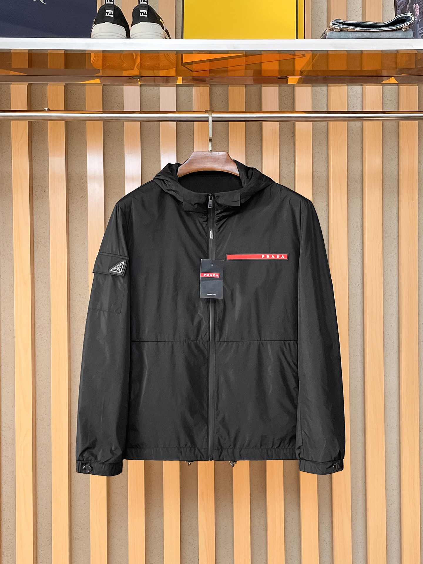 🌟🌟Prada、2025新款男士休闲定制夹克外套。穿上简约干练的休闲外套，瞬间重回时髦霸气，又是活力满满