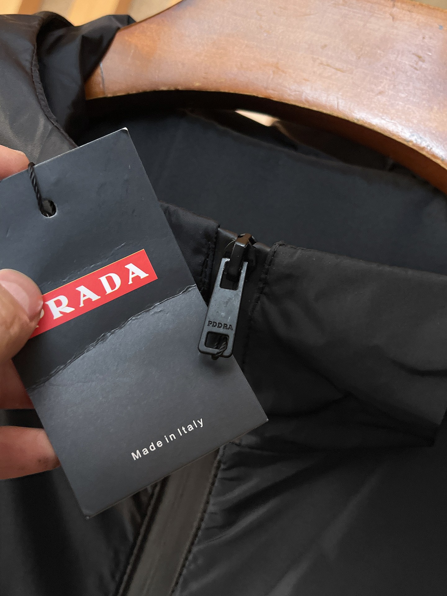 🌟🌟Prada、2025新款男士休闲定制夹克外套。穿上简约干练的休闲外套，瞬间重回时髦霸气，又是活力满满