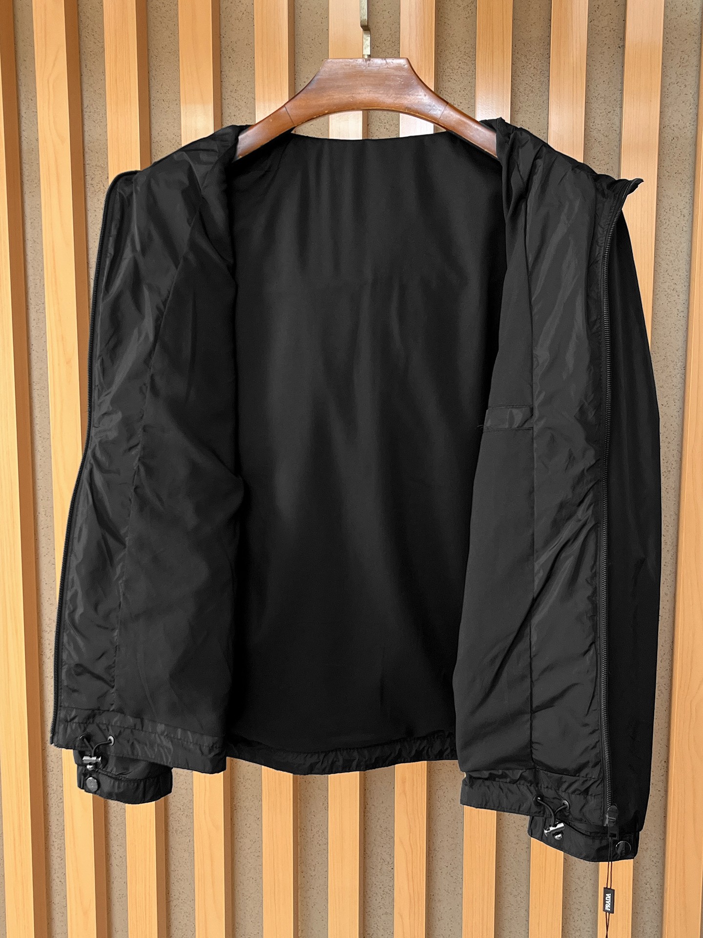 🌟🌟Prada、2025新款男士休闲定制夹克外套。穿上简约干练的休闲外套，瞬间重回时髦霸气，又是活力满满