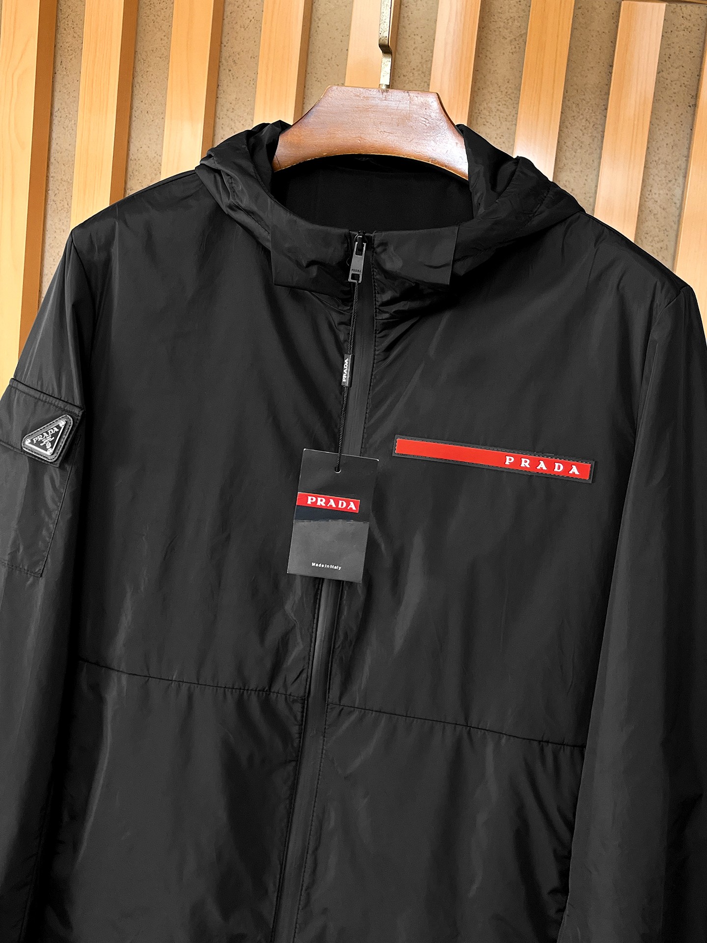 🌟🌟Prada、2025新款男士休闲定制夹克外套。穿上简约干练的休闲外套，瞬间重回时髦霸气，又是活力满满