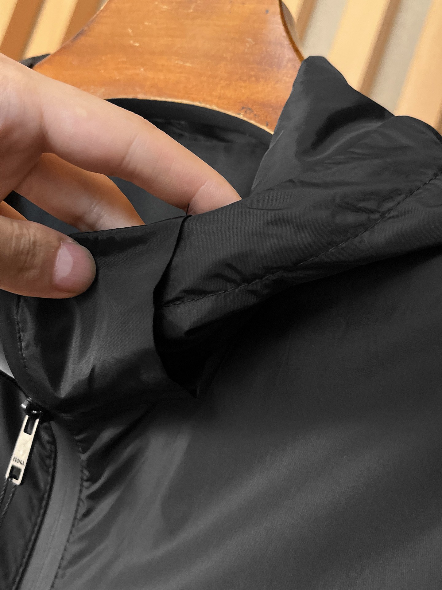 🌟🌟Prada、2025新款男士休闲定制夹克外套。穿上简约干练的休闲外套，瞬间重回时髦霸气，又是活力满满