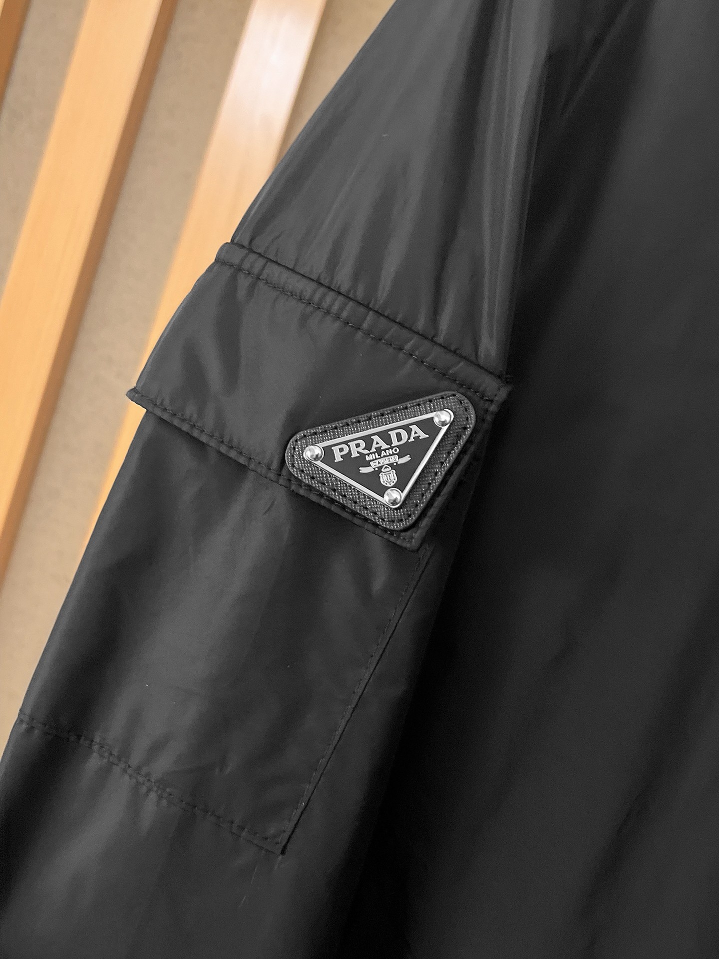 🌟🌟Prada、2025新款男士休闲定制夹克外套。穿上简约干练的休闲外套，瞬间重回时髦霸气，又是活力满满